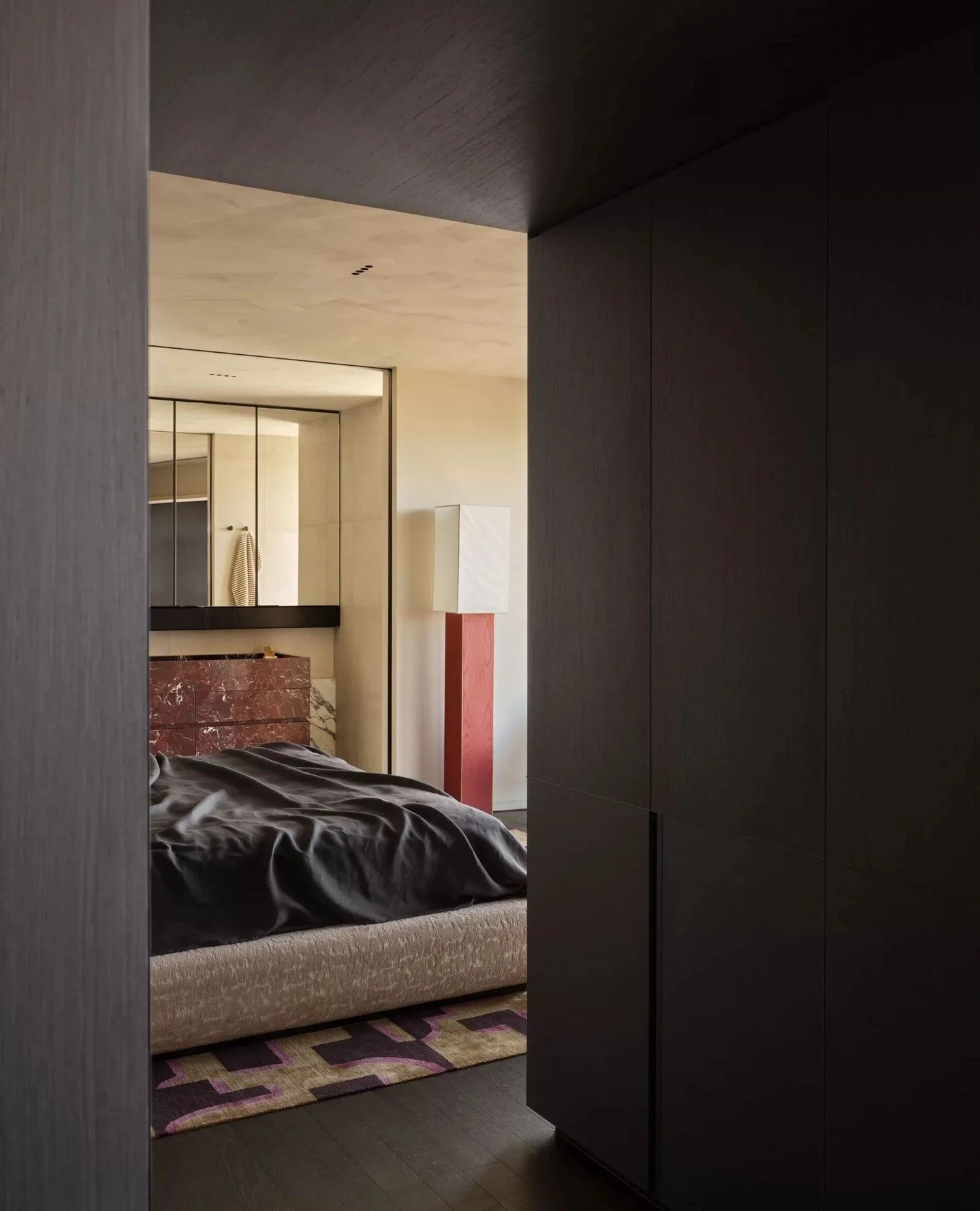 A rich palette on show at the Eureka residence, by Travis Walton Architecture, where a custom Atelier F&eacute;vrier 'Passage' rug from Moebel resides in the luxurious bedroom. ⁠
⁠
@traviswalton_architecture⁠ Photography @elisawatson_photography⁠ Sty