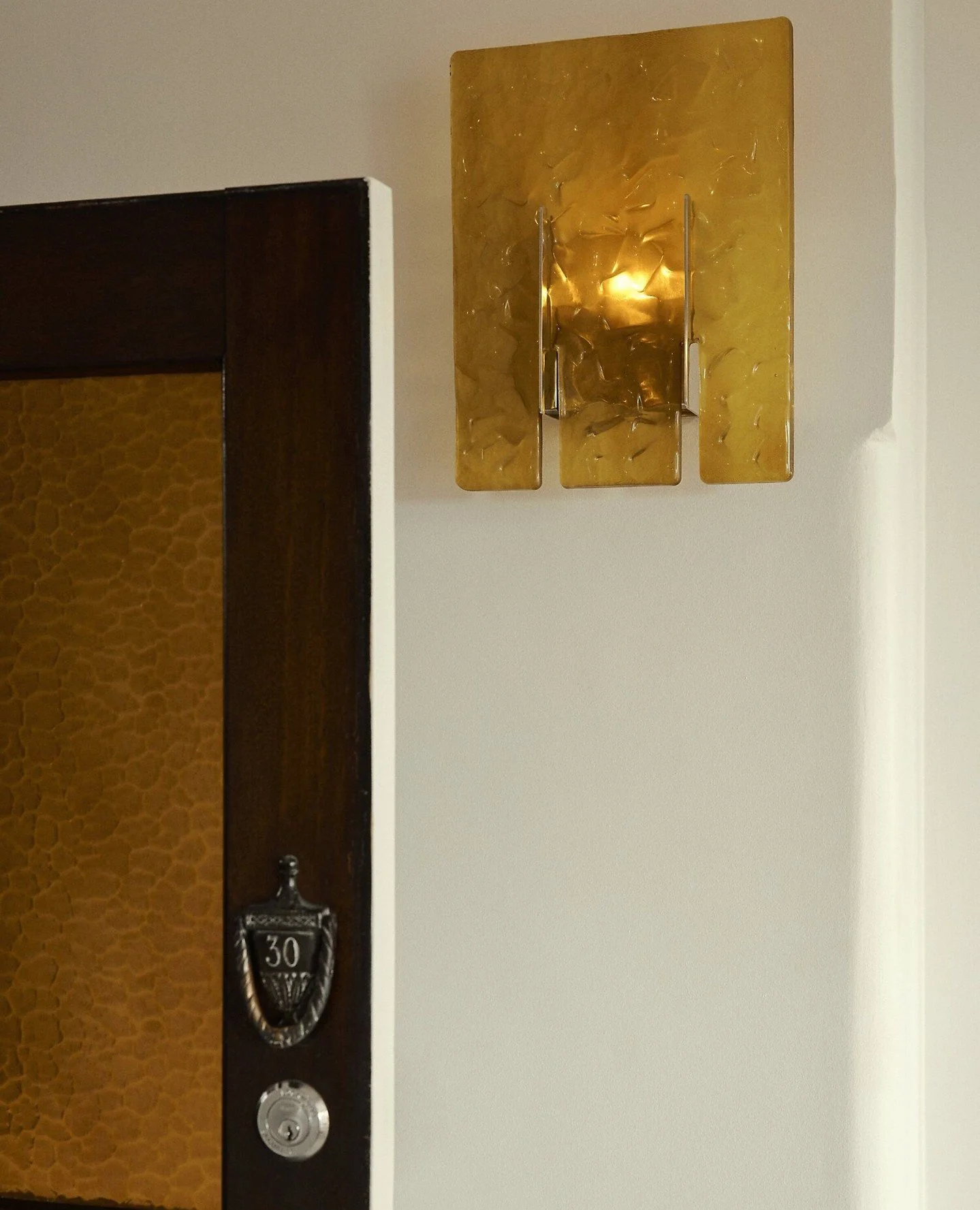 Perfectly placed in the entrance to 'The Gentleman', an Art Deco apartment in Sydney&rsquo;s Potts Point by YSG Studio, is the 6:AM 'Lina Applique&rsquo; wall light designed by Hannes Peer from Moebel. ⁠
⁠
@ysg.studio Photographed by @smartanson⁠
@6a