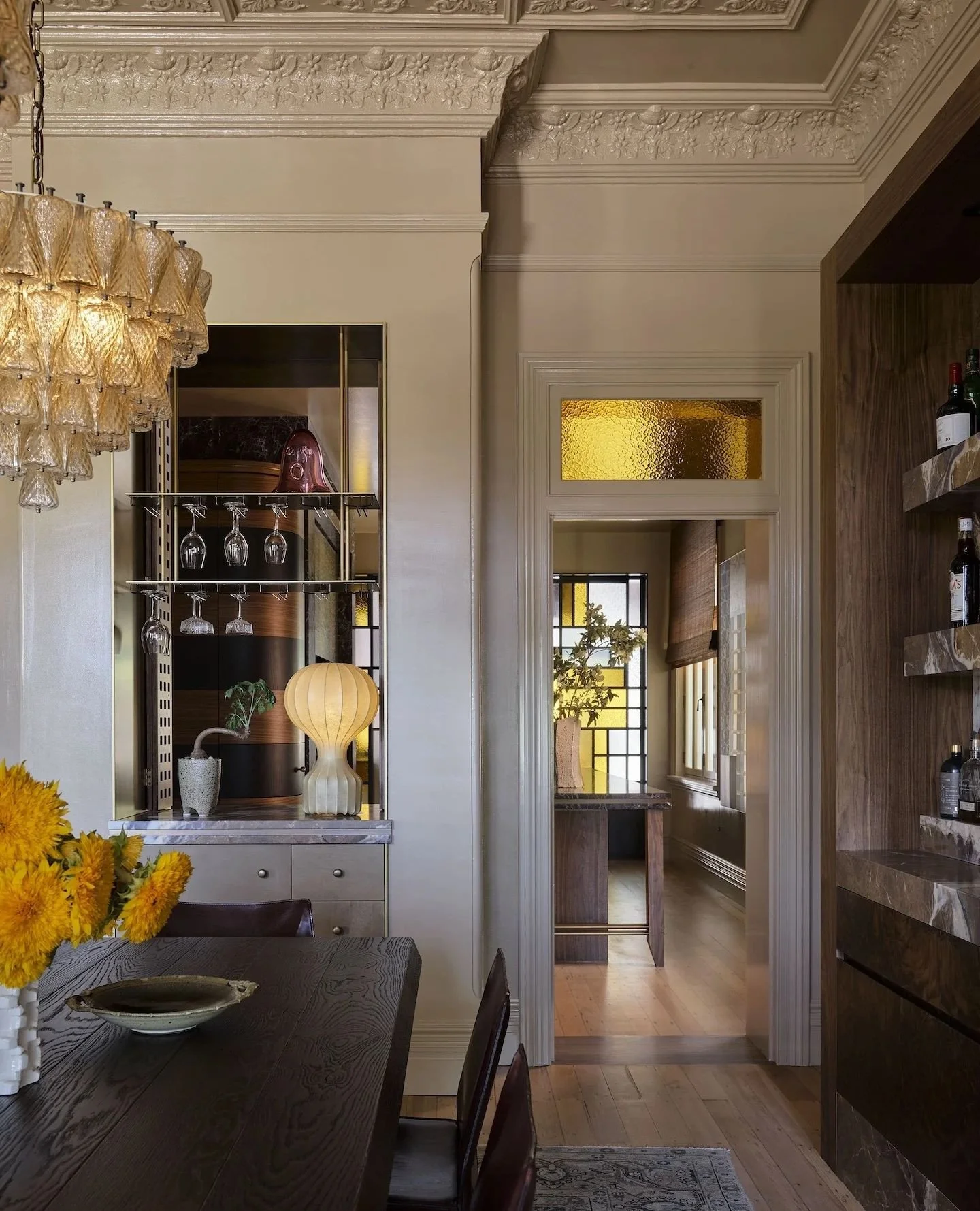 Darling Point residence by Flack Studio honours its heritage but amplifies it through considered layers.⁠
⁠
At the centre of the dining room is a vintage Murano chandelier above a Van Rossum Beam dining table from Moebel. Take a look inside the incre