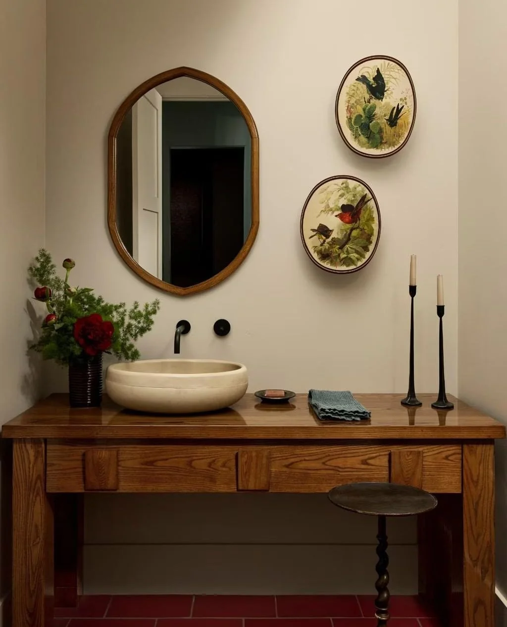 "With nods to both the midcentury period and the Wild West, this family retreat in Park City is an inspired take on the holiday house."⁠
⁠
Interior design by Cari Giannoulias Design. Styling by Jen Paul. Photography by Melissa Mabey. Produc