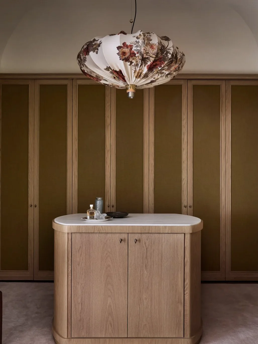 A project in New York from Valle de Valle⁠.⁠
 "In both scale and intricacy, this townhouse is the studio&rsquo;s most ambitious project to date" ⁠
⁠
Here, the Dimoremilano Oriente A pendant hangs in a walk-in.⁠
⁠
Take a look inside the seve