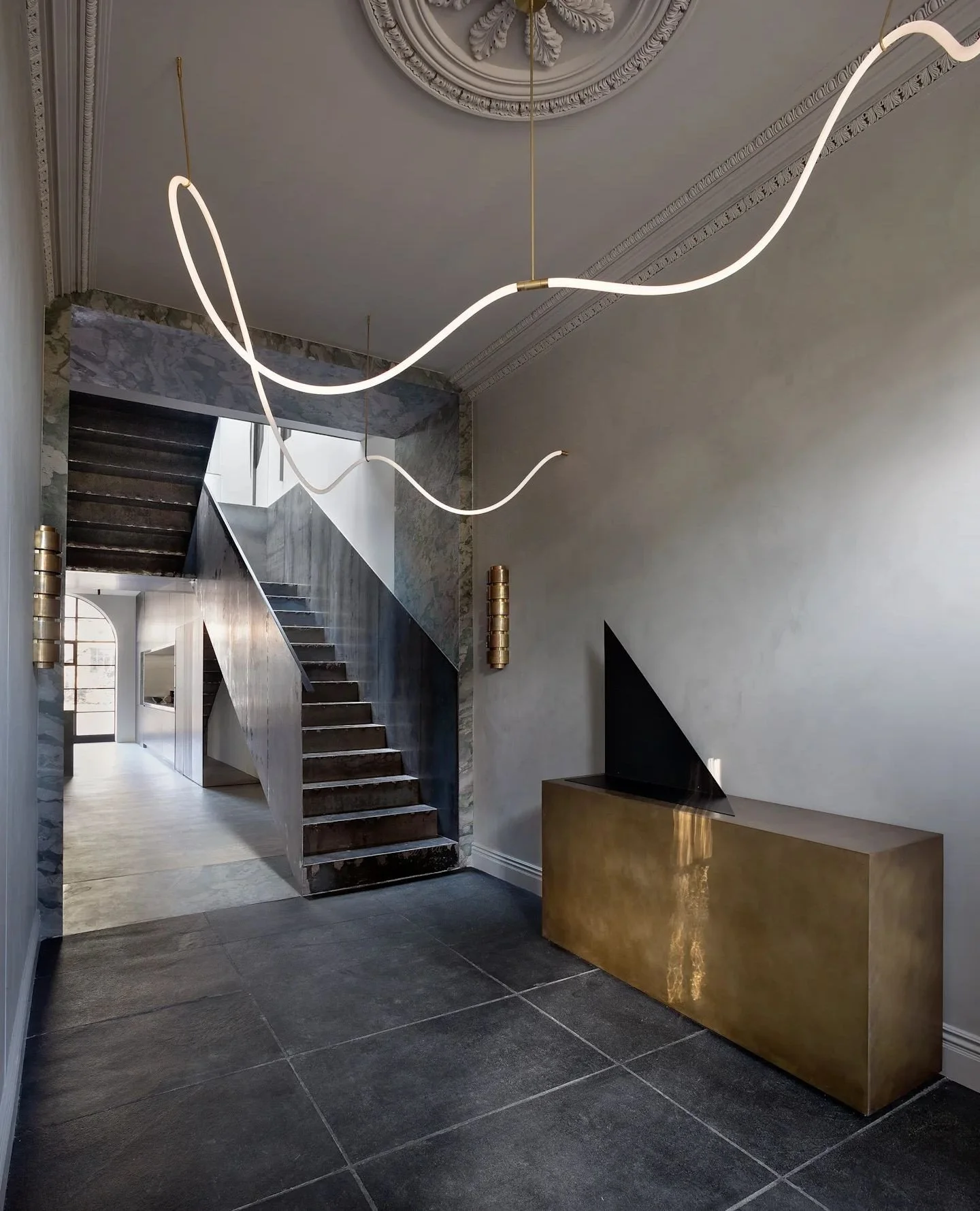 Inspiration via Roisin Lafferty's 'The Estate'. 🤍⁠
The residence, nestled in the Garden of Ireland, Wicklow, on a Late Georgian estate from 1850, features Morghen Studio's Fabric Flexible Lights, a modular and extremely lightweight system of pendant