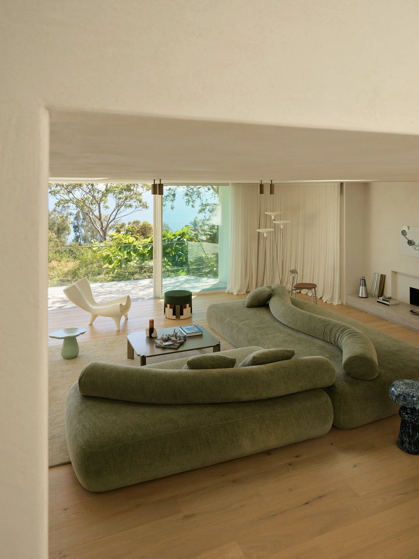 The stunning Ala&iuml;a Palm Beach.⁠
⁠
Online at The Local Project via our link, the home, designed by Hayden Cox, renowned surfboard designer and founder of Haydenshapes, and his wife Danielle Cox for their young family, serves as a deeply personal 