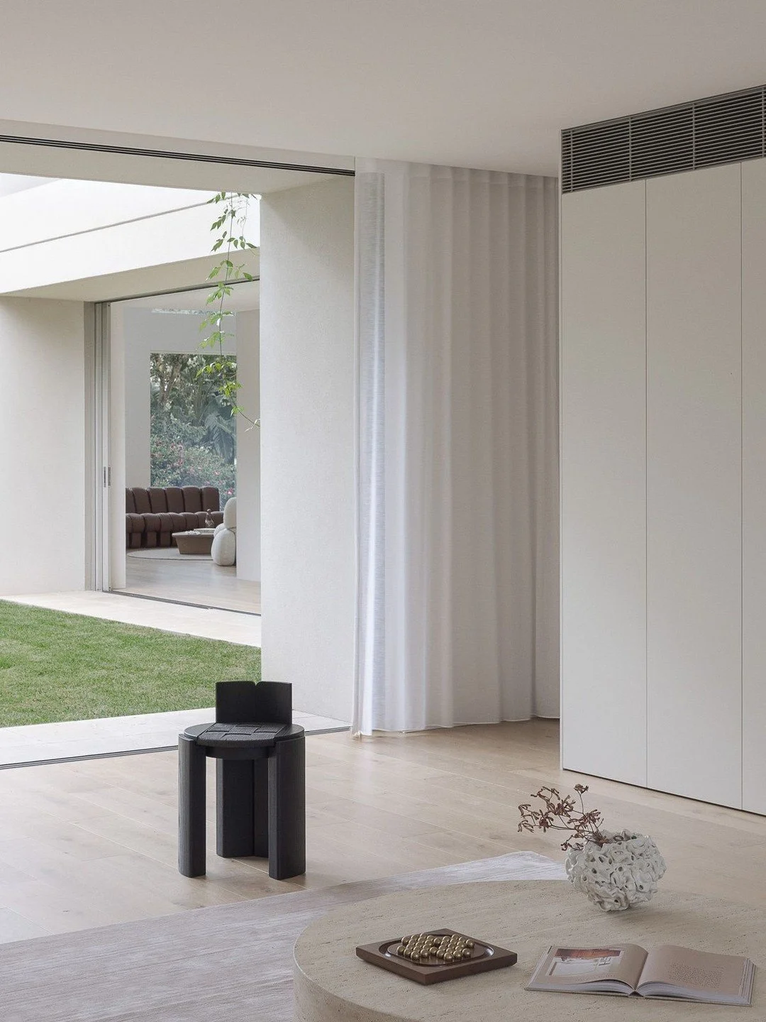 Online at The Local Project, this home in Greenwich on Sydney&rsquo;s Lower North Shore, 'Greenwich 02' by ess, is a serene and luxurious family home that dissolves the boundary between indoors and out.⁠
⁠
The serene home features the 'Nenet' Chair i
