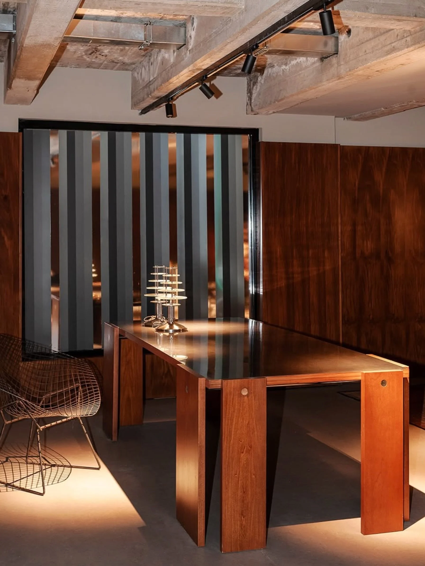 Interni Venosta&rsquo;s &lsquo;02 Tavolo&rsquo; dining table shown here at the Dimoregallery in Milan. 

Designed by Emiliano Salci and Britt Moran, the Interni Venosta collection embodies a clarity and opulence that feels instantly iconic. ⁠
⁠
Avail