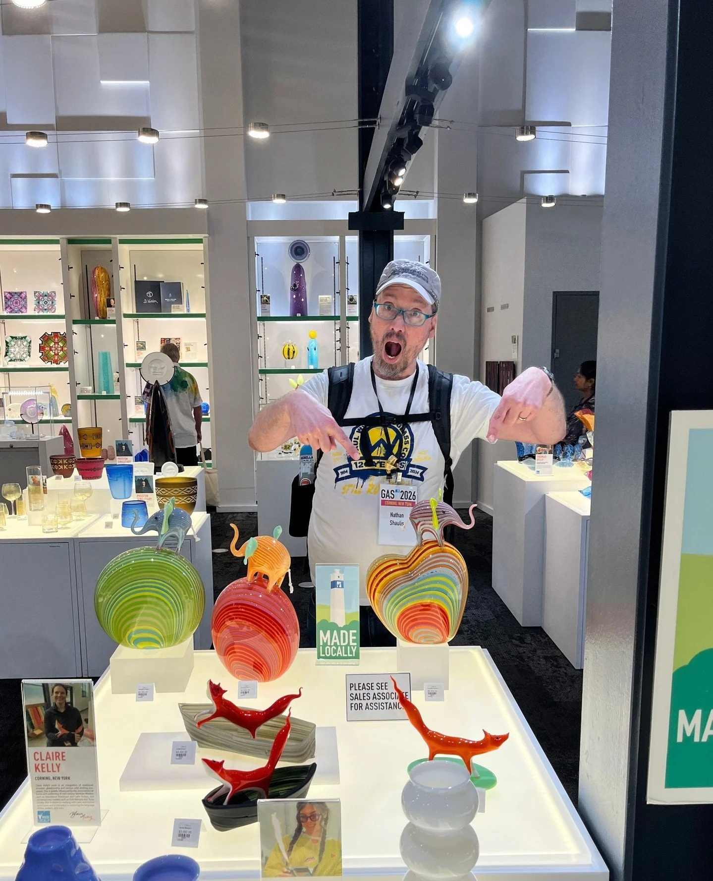 Aside from getting to see so many glassy friends and meet new ones, while repping @wissmach_glass at the @glassartsociety conference in Corning, highlights of our trip include:⁠
⁠
🌈 Spotting this glass sculpture by our buddy @clairekellyglass in an 