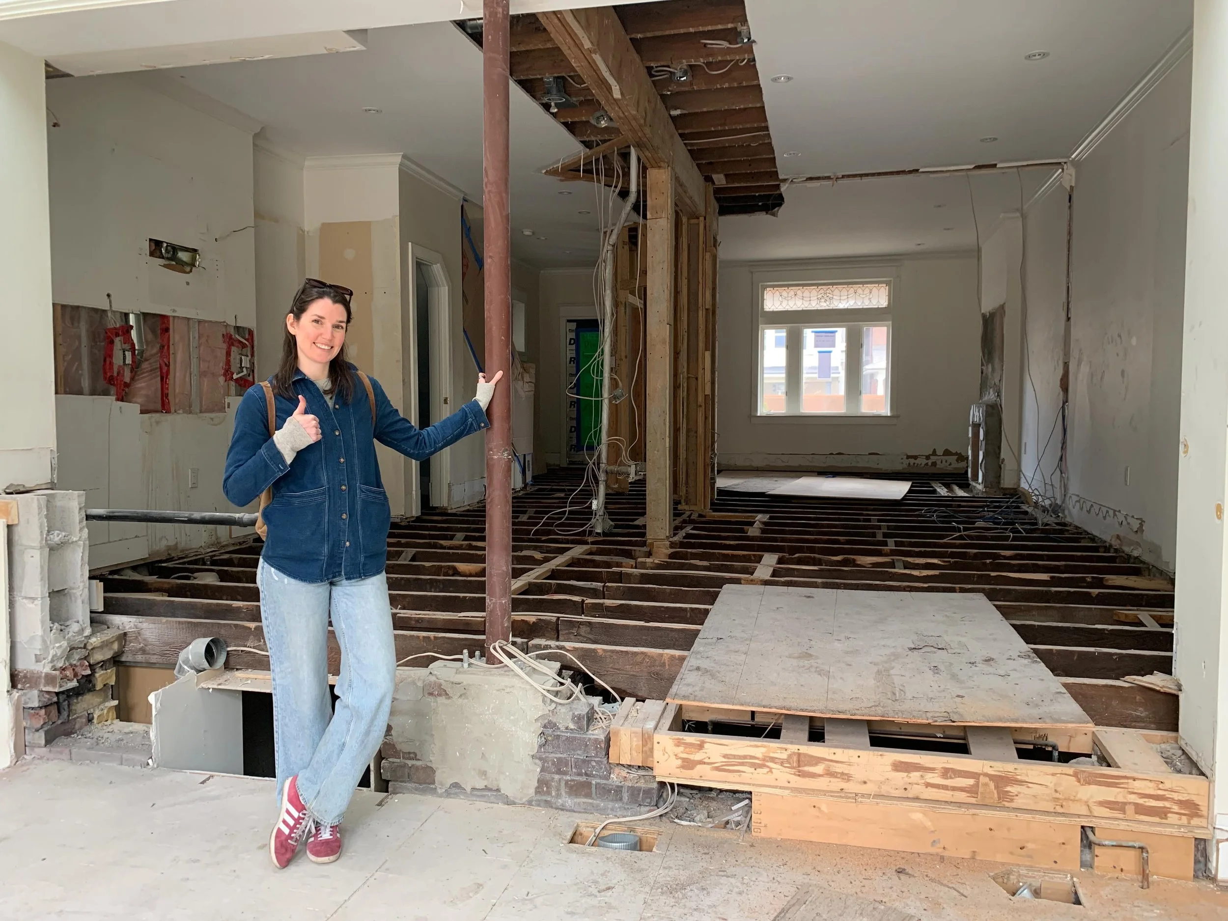 Thumbs up if you love the demo phase 👍🏻👍🏻👍🏻 #projecthogarthhouse 

#torontointeriordesigner #renovation #oldhomerenovations #toronto