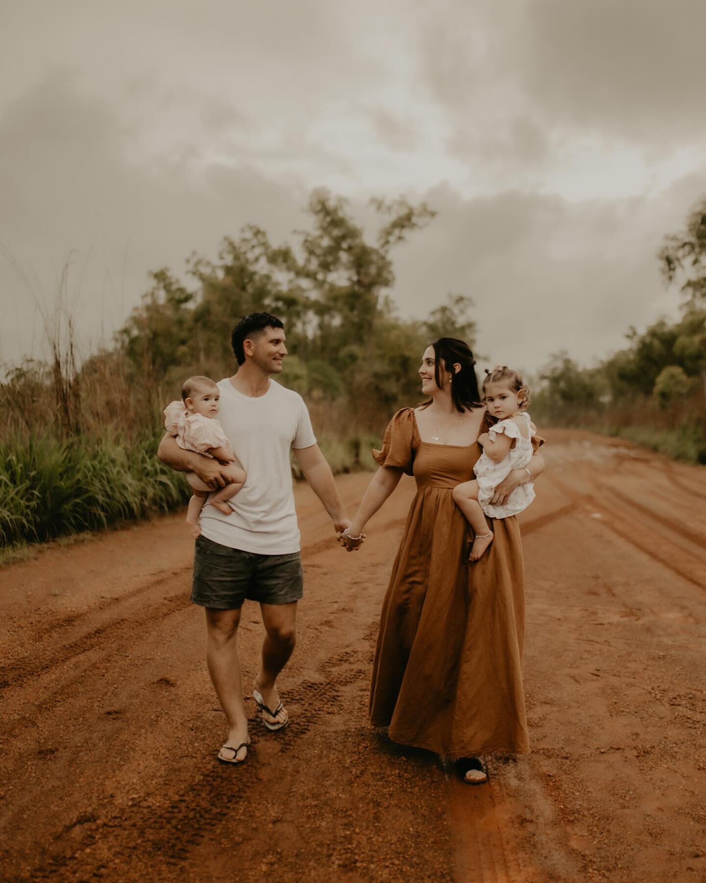 A moody sky seriously made this session! (And the family love of course) 💓🫶🏻 

Grateful to be invited back into these guys life to capture such special memories 💫

#photography #photographerlife #darwinphotographer #motherhoodunplugged #thestoryt