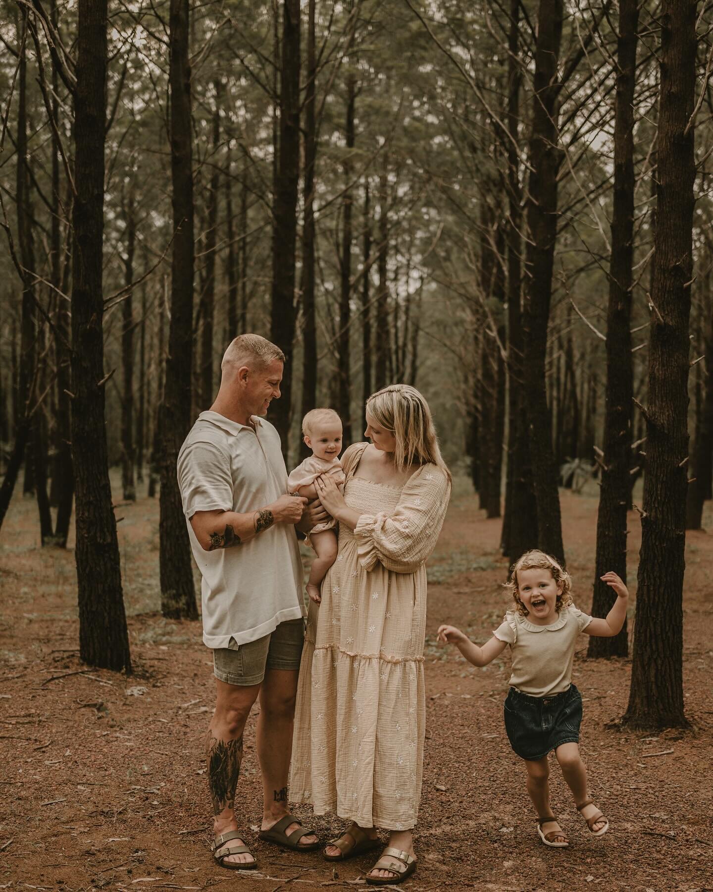 One of the really cool things about being a photographer is the repeat clients who value the yearly photos, and seeing just how much their family has changed and grown. I feel so lucky to be invited to capture memories for this family again 🥰😍 this