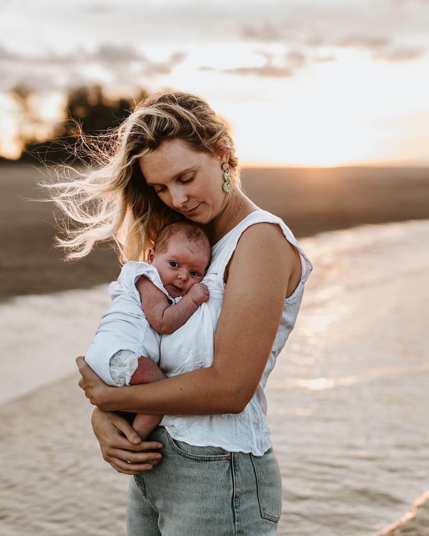 Darling Pippa with her beautiful family 💓 this second baby cuddles just hit different when your first is running around enjoying all of the little things in life 🥹

#darwinphotographer #motherhoodunplugged #thestorytellingtribe
#unscriptedposingapp