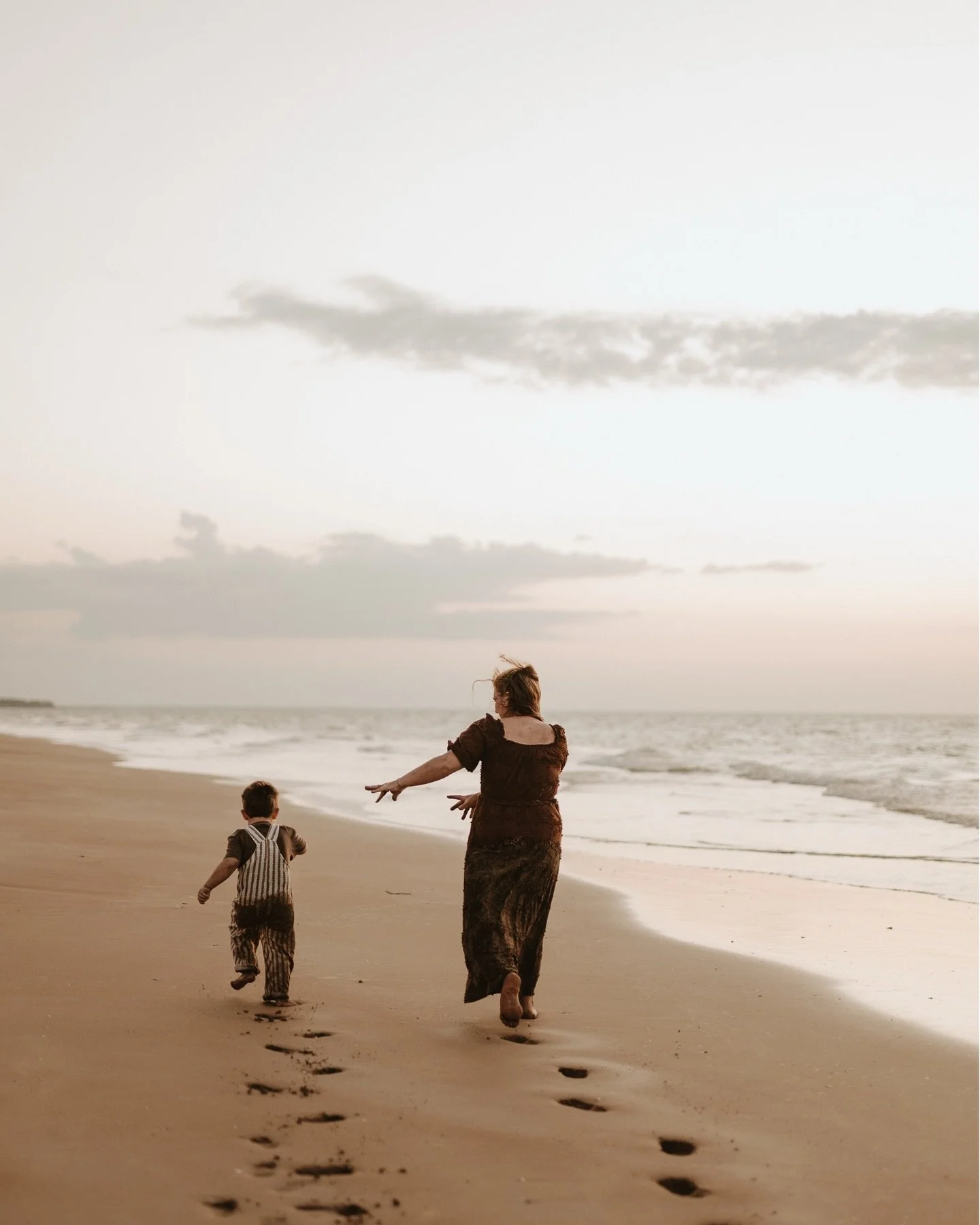 And just like that, another year has passed by and this boys birthday session is done and dusted. Always so special capturing this family &amp; seeing the growth within 365 days ✨  oh - and this is FOUR 🙌🏻🎉

#darwinphotographer #motherhoodunplugge
