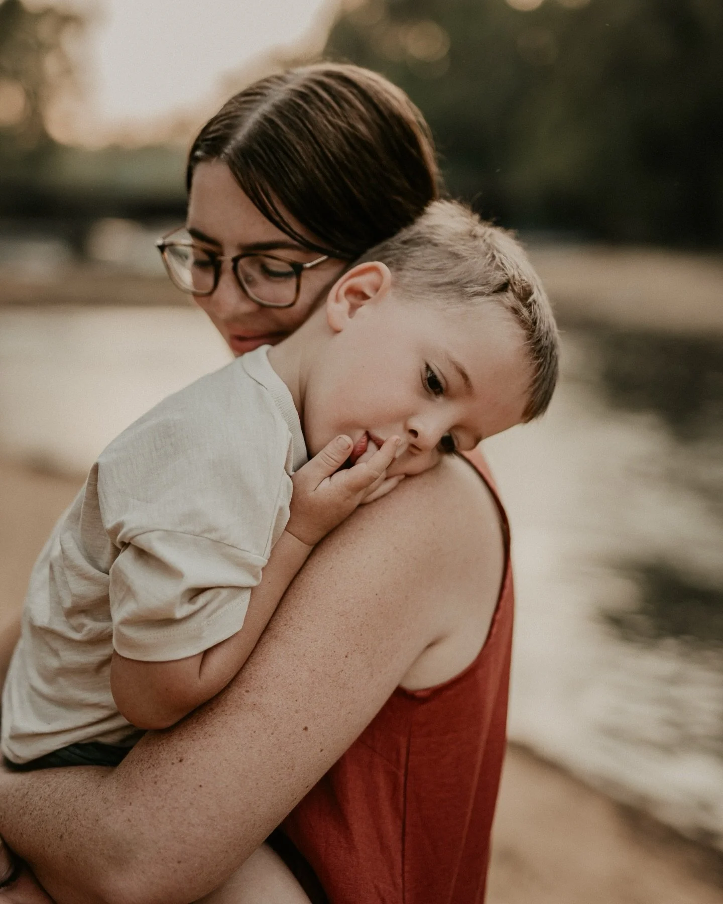 A beautiful sunrise session in Katherine back in October. ✨ blessed with cool weather + the warmest morning glow. 

#familyphotographer #darwinphotographer #motherhoodunplugged #capturethemoment #forevermemories