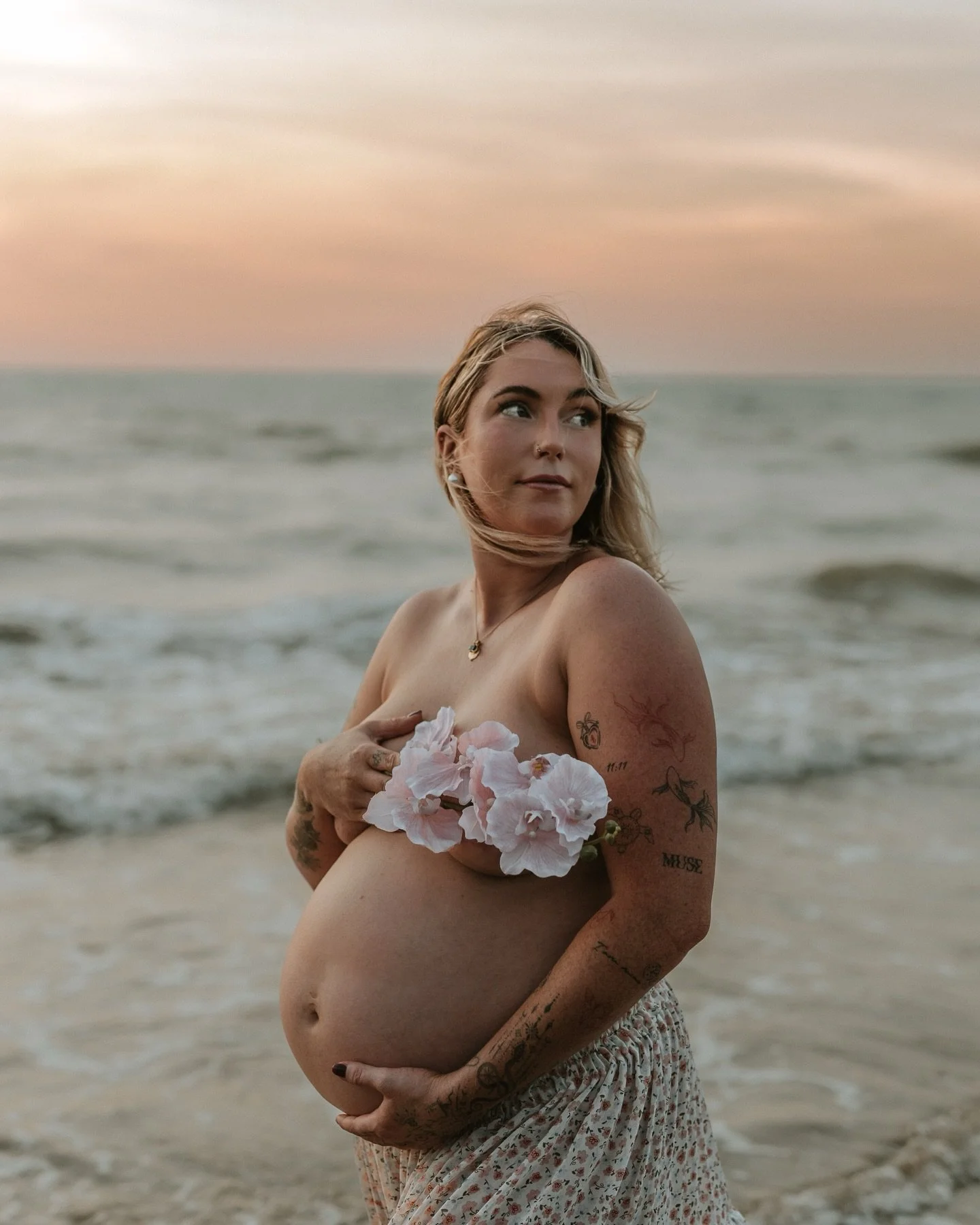 It&rsquo;s giving goddess vibes 💫
Emma seriously g.l.o.w.i.n.g whilst growing her little gal 🌸🤍

#darwinphotographer #motherhoodunplugged #thestorytellingtribe
#unscriptedposingapp
#maternity