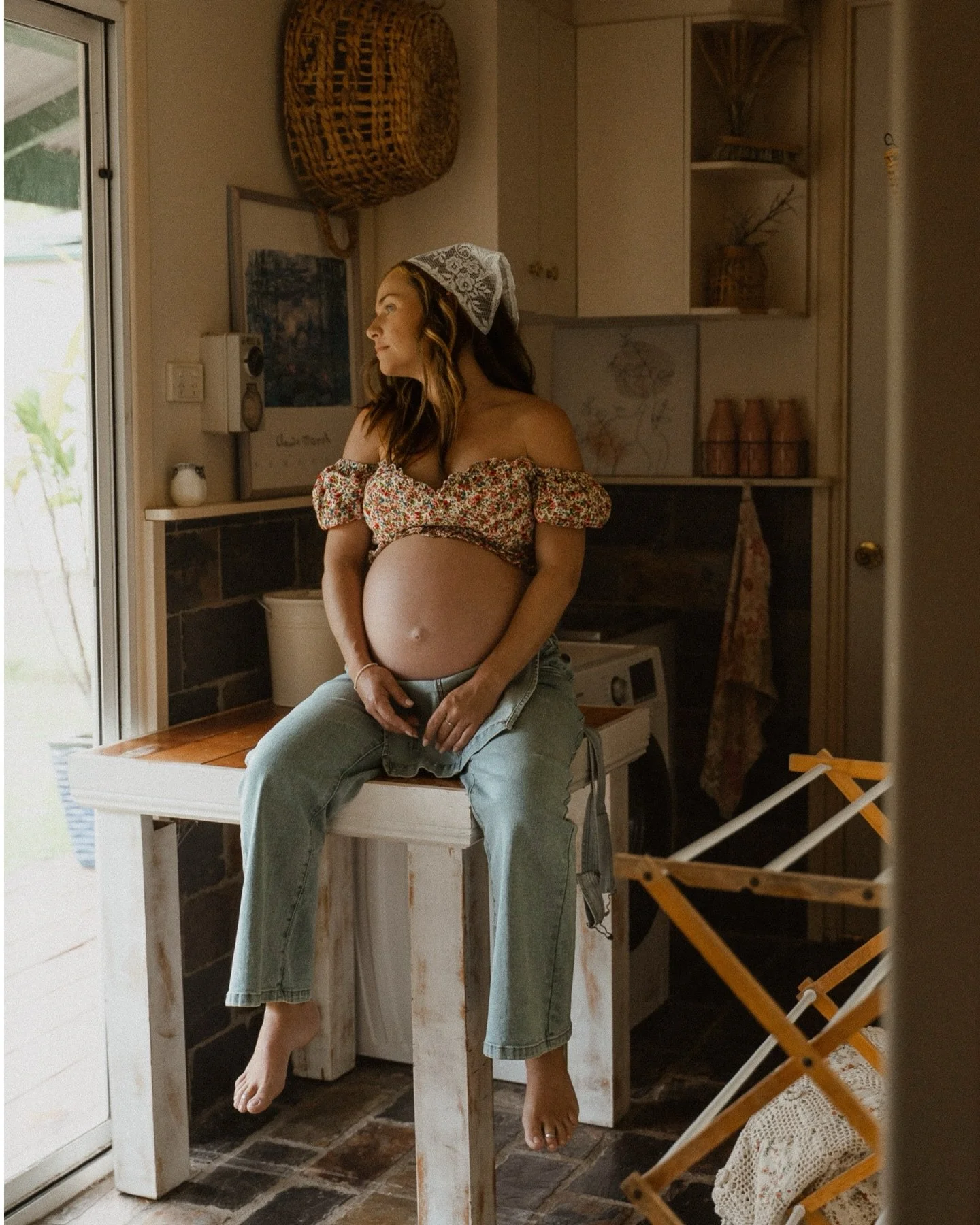 The nesting mama 🌾 a beautiful creative session, straight from a movie 🎥🤍 

@aleyshiamcgrigorphotography creative goodness shining through x 

#darwinphotographer #motherhoodunplugged #thestorytellingtribe
#unscriptedposingapp
#theimperfectlyperfe