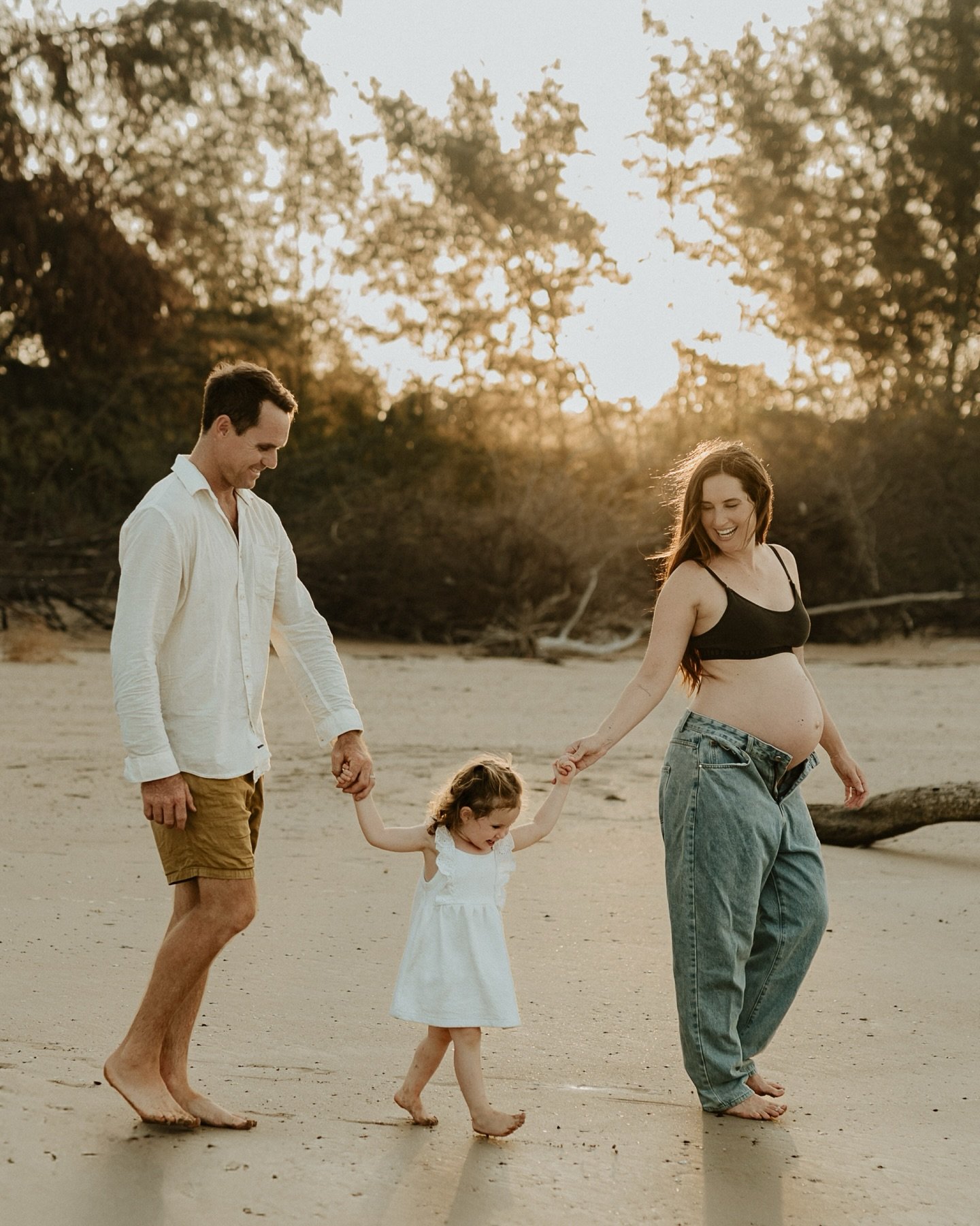 Ash in bloom 🌺 
Family maternity is just so precious 🥰🤍✨

#darwinphotographer #maternityphotographer #gallerylanemagazine #soulfultog
