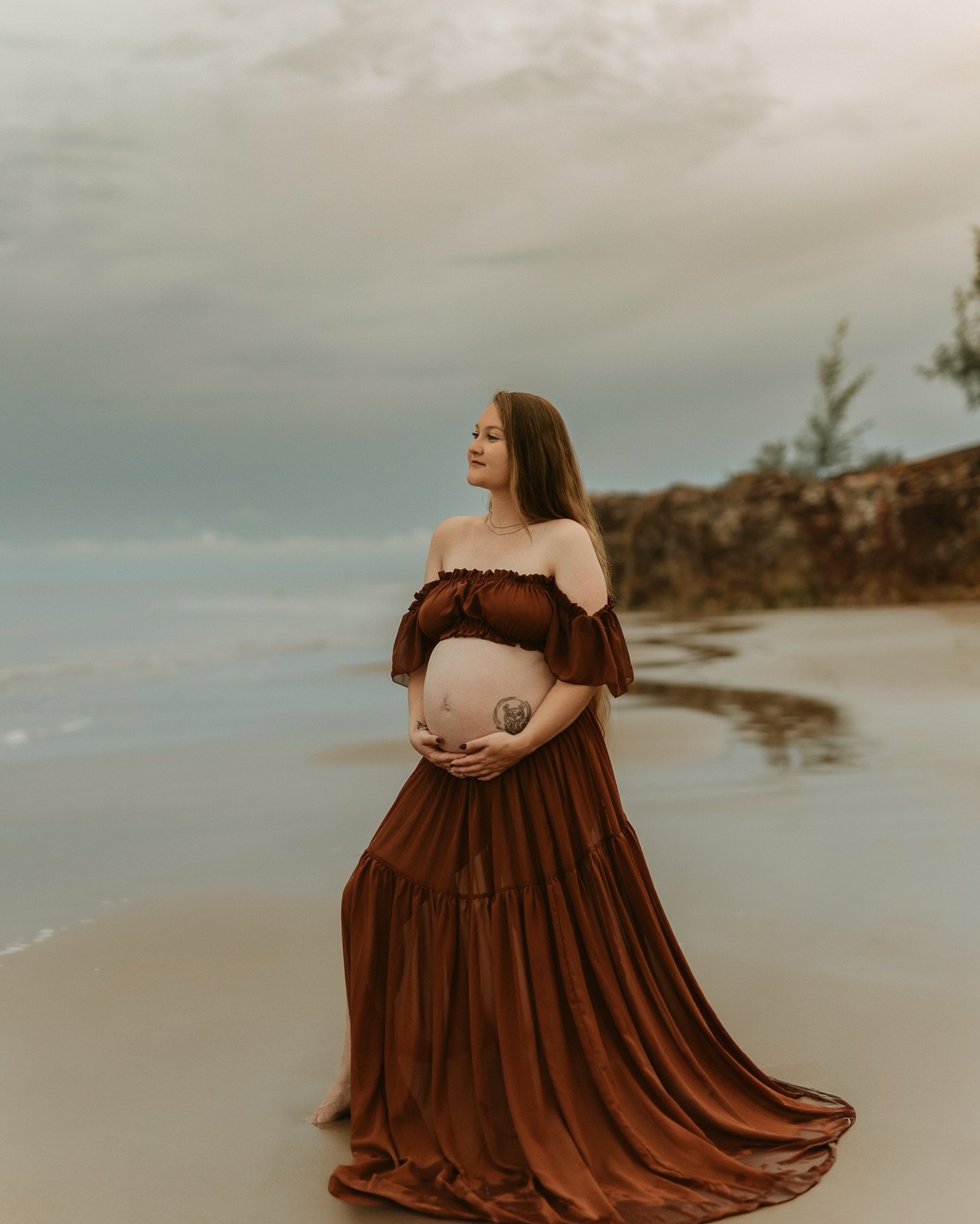 I hear Darwin has been putting on the rainy days and cloudy skies, so it felt fitting to share this absolute stunner from a cloudy/ rainy NT sunrise. 

Ria in bloom before she welcomed her little boy. 🩵

#darwinphotographer #maternityphotographer #s