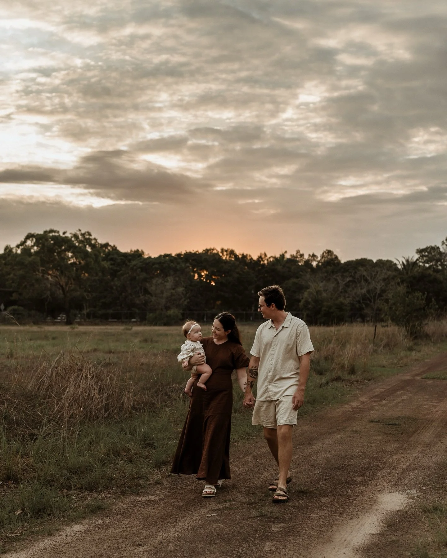 A family session with me is about connection over perfection, the giggles, the chaos, the in-between moments you&rsquo;ll want to hold onto forever. 🫶🏻✨ 

So blessed to capture memories for this fam, of life before, and life *with* their Lilah 🤍
⟡