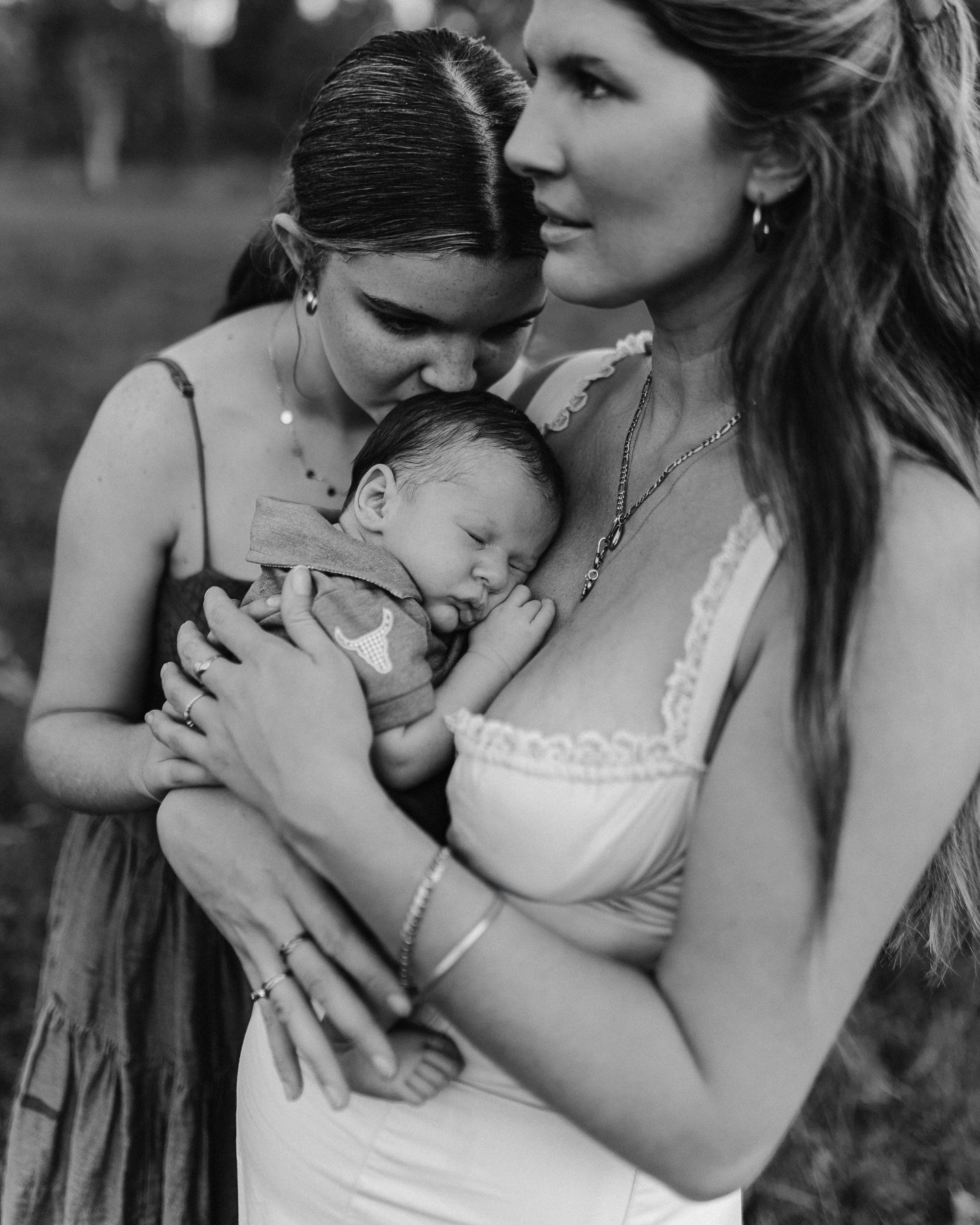 A session with me is like pressing pause on the whirlwind of motherhood. 🌪️
It&rsquo;s laughter, tiny hands in yours, quiet snuggles, and the chaos that makes your heart full. It&rsquo;s coming home to the moments that remind you why this life, righ