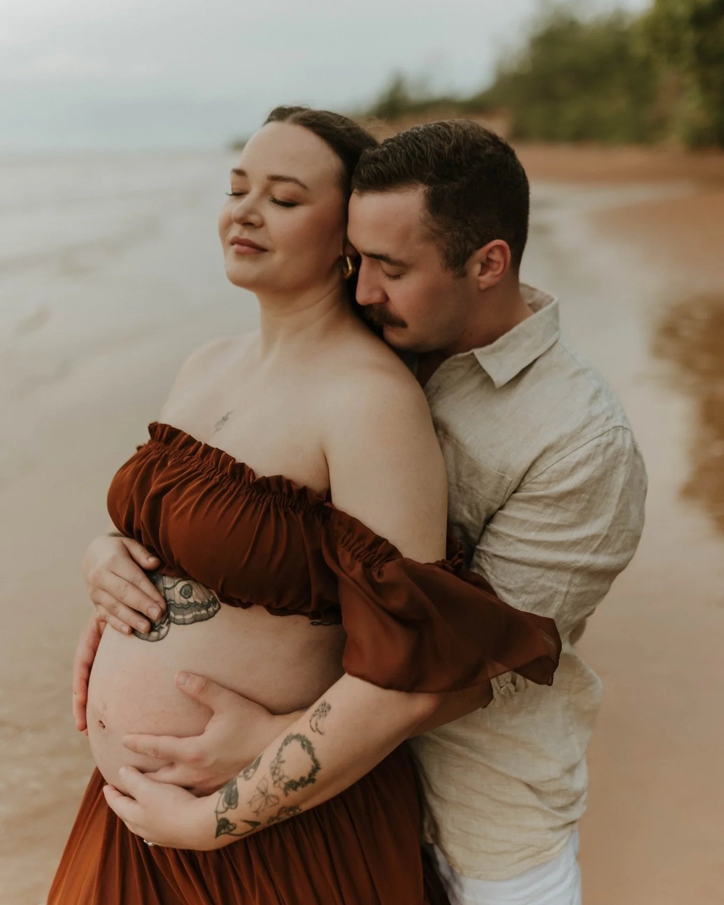 I will preach it over and over, it is beyond special to have these memories of your pregnancy to look back on 🥹 The quiet before everything changes.
Just the two of you, still standing in a love that hasn&rsquo;t yet been stretched, reshaped, and re