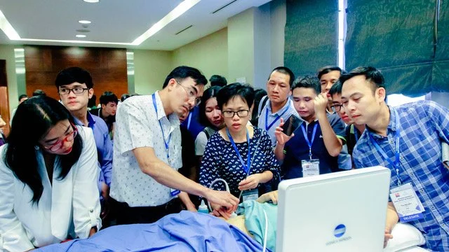 Small-group clinical case discussion during MEDINFUSION pain medicine diploma session