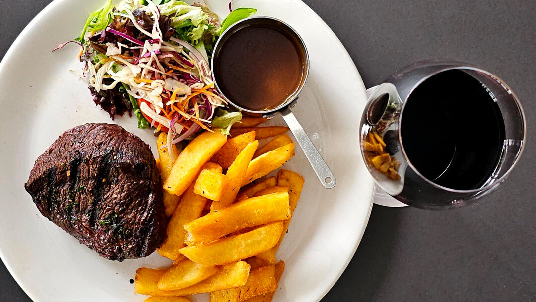 🍴Steak Night is this Tuesday! 🍴

With the weather packing up and that Gisborne winter chill rolling in, we've got the perfect midweek hearty warmer ready for you - a 280g Eye of Rump steak fillet, served with chips, salad, gravy and a glass of Shir