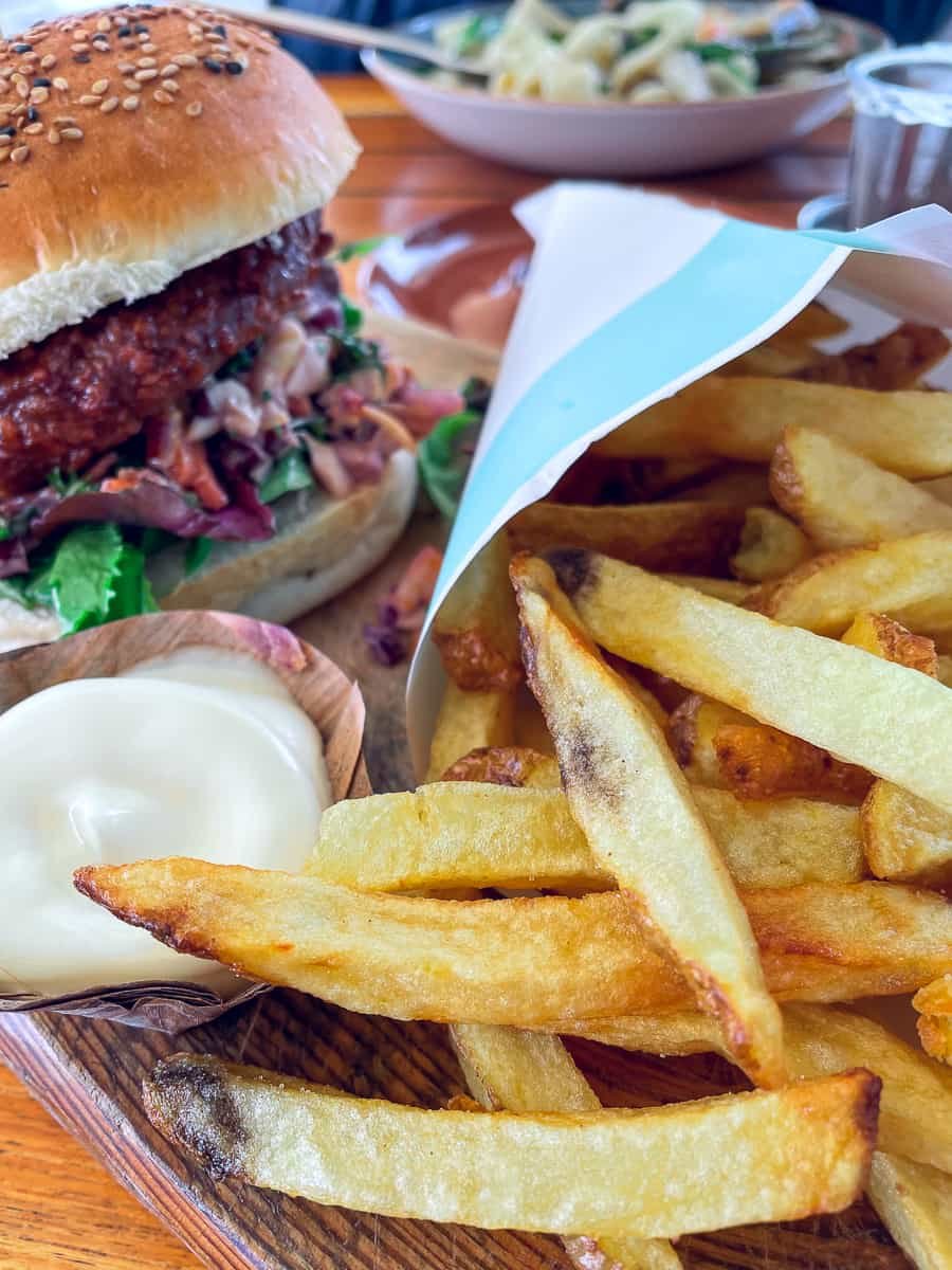 nachhaltig reisen veganer Burger Strandrestaurant Holland