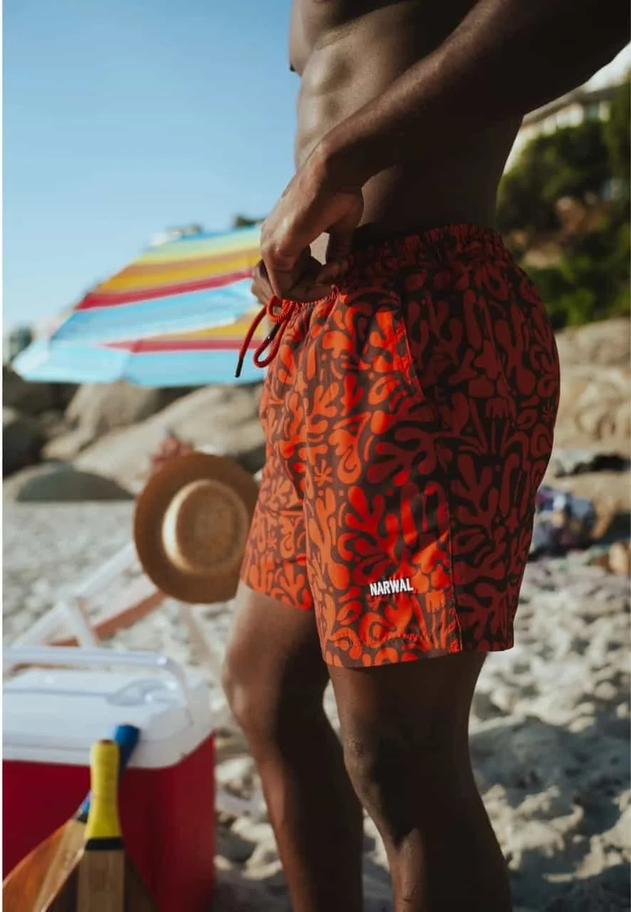 nachhaltige badeshorts orange braun narwal