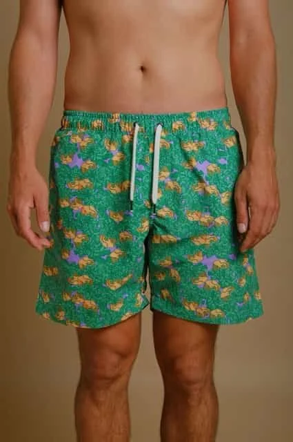 nachhaltige badeshorts gruen print trendsplant