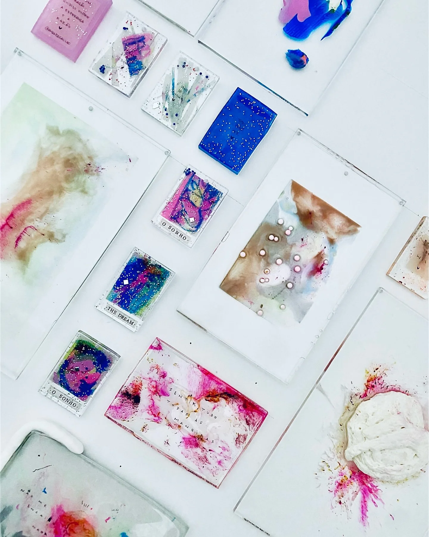 1. Sentir tudo, de todas as maneiras
2. Finally, the sunny days are back 💕
3. Em homenagem ao sol&hellip;
4. 🖤
5. Micro asteriscos para um quadro bem grande
6. Mini margaridas? Muitas delas
7. Voc&ecirc; viu essa pomba?
8. N&atilde;o me canso dessa