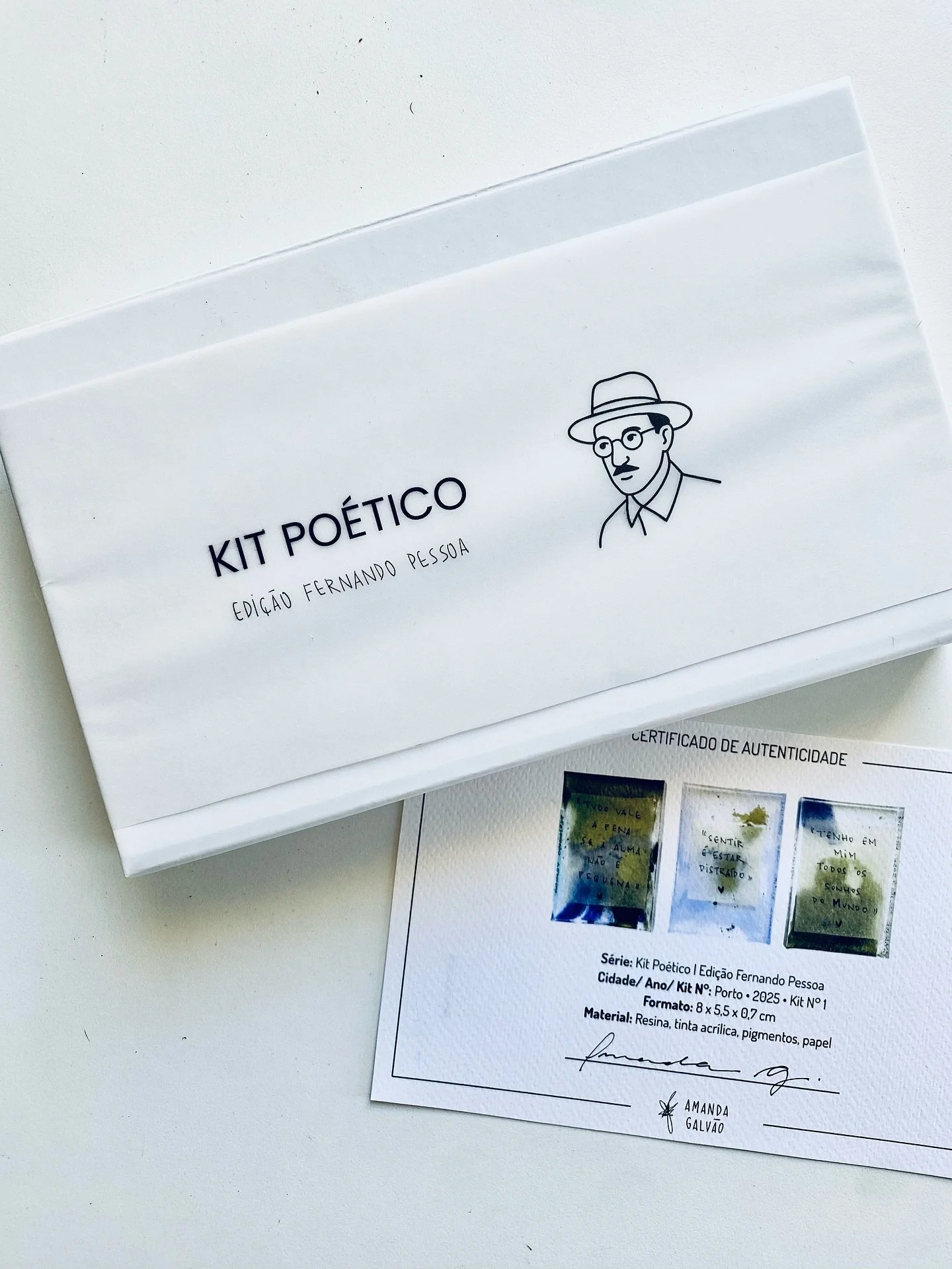 Prot&oacute;tipo do primeiro Kit Po&eacute;tico finalizado! 🙌🏽
A edi&ccedil;&atilde;o inicial n&atilde;o poderia ser outra: Fernando Pessoa 🖤

Em breve os kits oficiais estar&atilde;o &agrave; venda no meu site [www.amanda-galvao.com]. Enquanto is