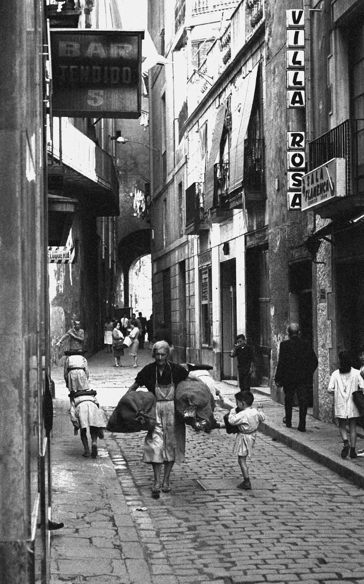 1962-VIEJA-CON-SACOS-EN-EL-BARRIO-CHINO-.jpg