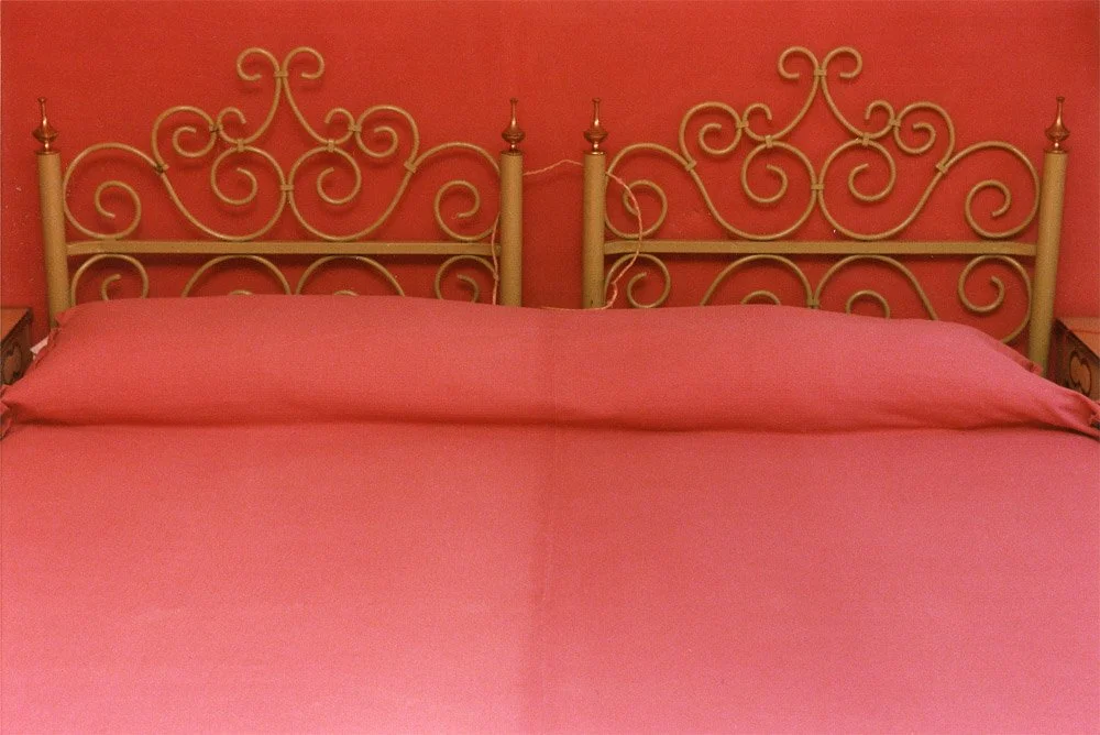 Club de Lectura de fotolibros: Sobre el derecho a mirar: Revisitando “The Hotel” de Sophie Calle