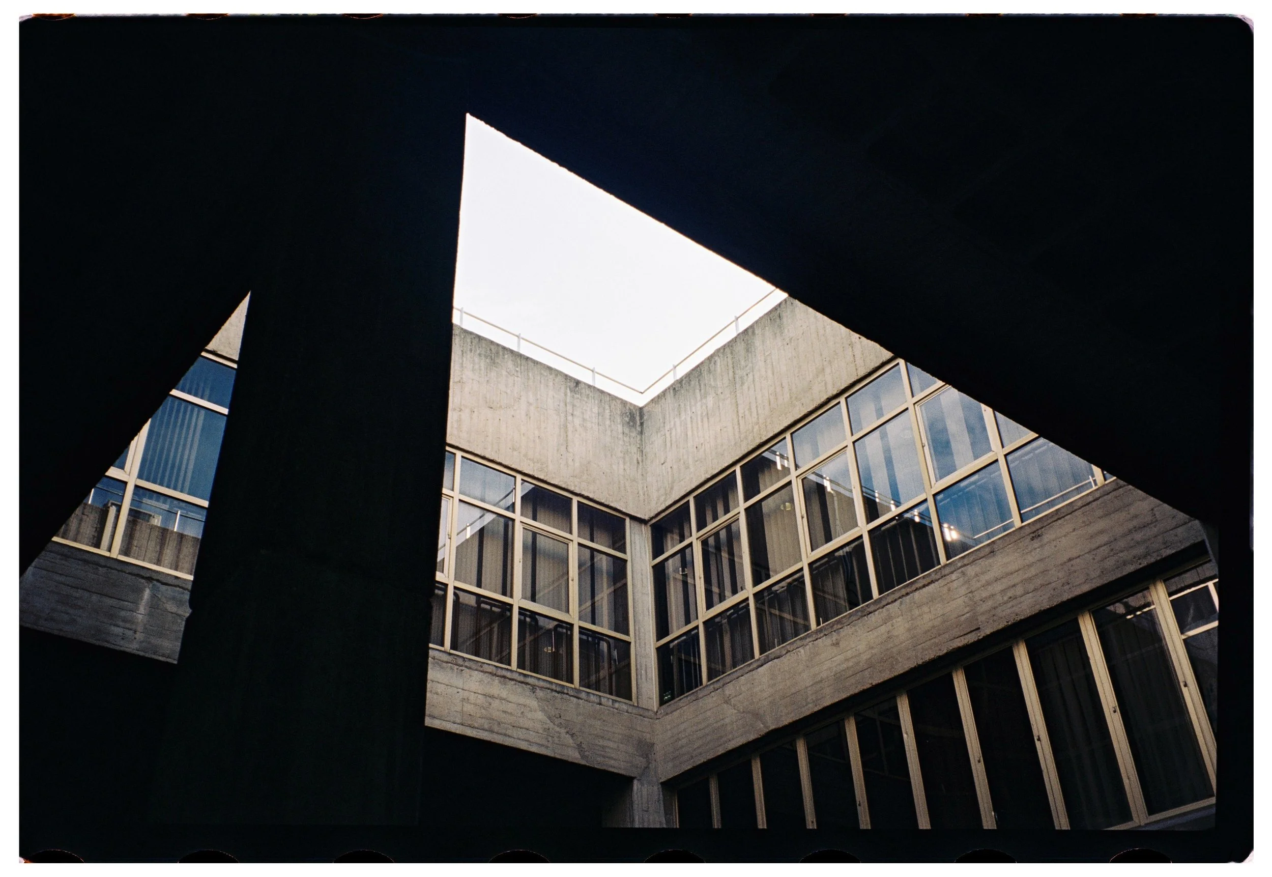 Brutalismo Revelado en 35mm: Fotografiar la Facultad de Ciencias de la Información con Kodak Vision3 250D a ISO 64