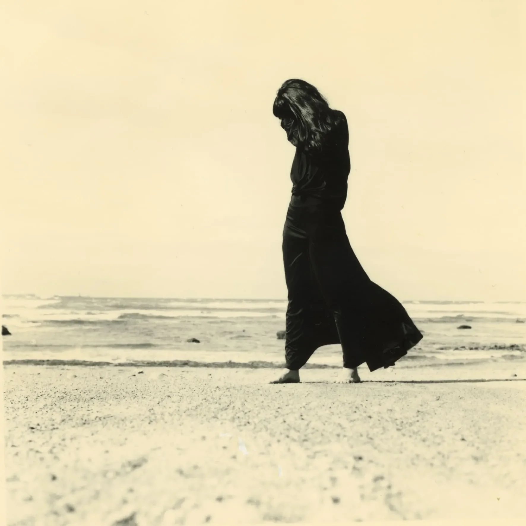 Exposición “Lejos de la tierra” de Irene Zottola