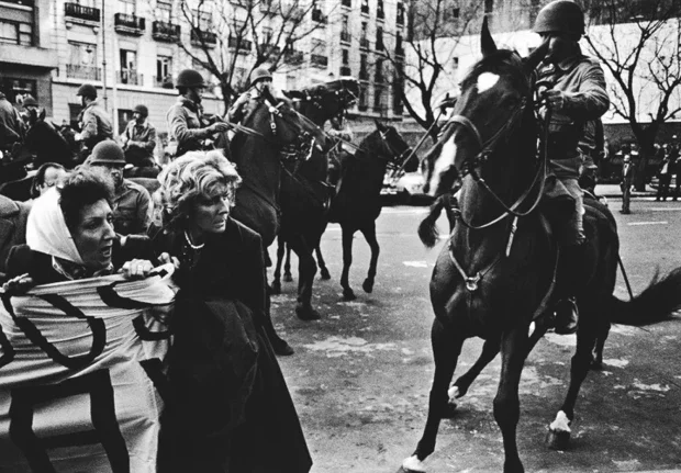 Exposición «Revelar el horror, 50 años del golpe de estado argentino. La mirada de Eduardo Longoni.»