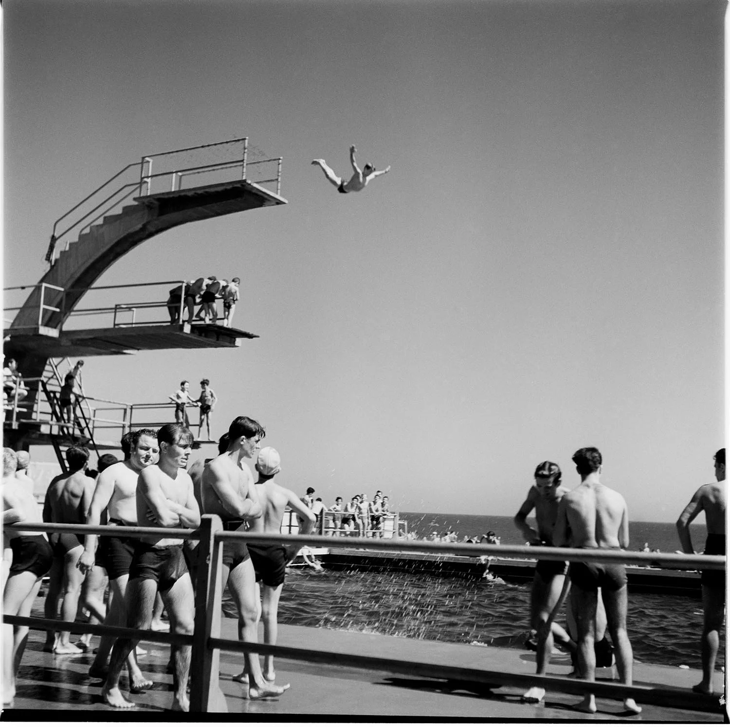 Francesc Català-Roca. Barcelona, Baños de San Sebastián en la Barceloneta. Barcelona, 1952. Fons Fotogràfic F.