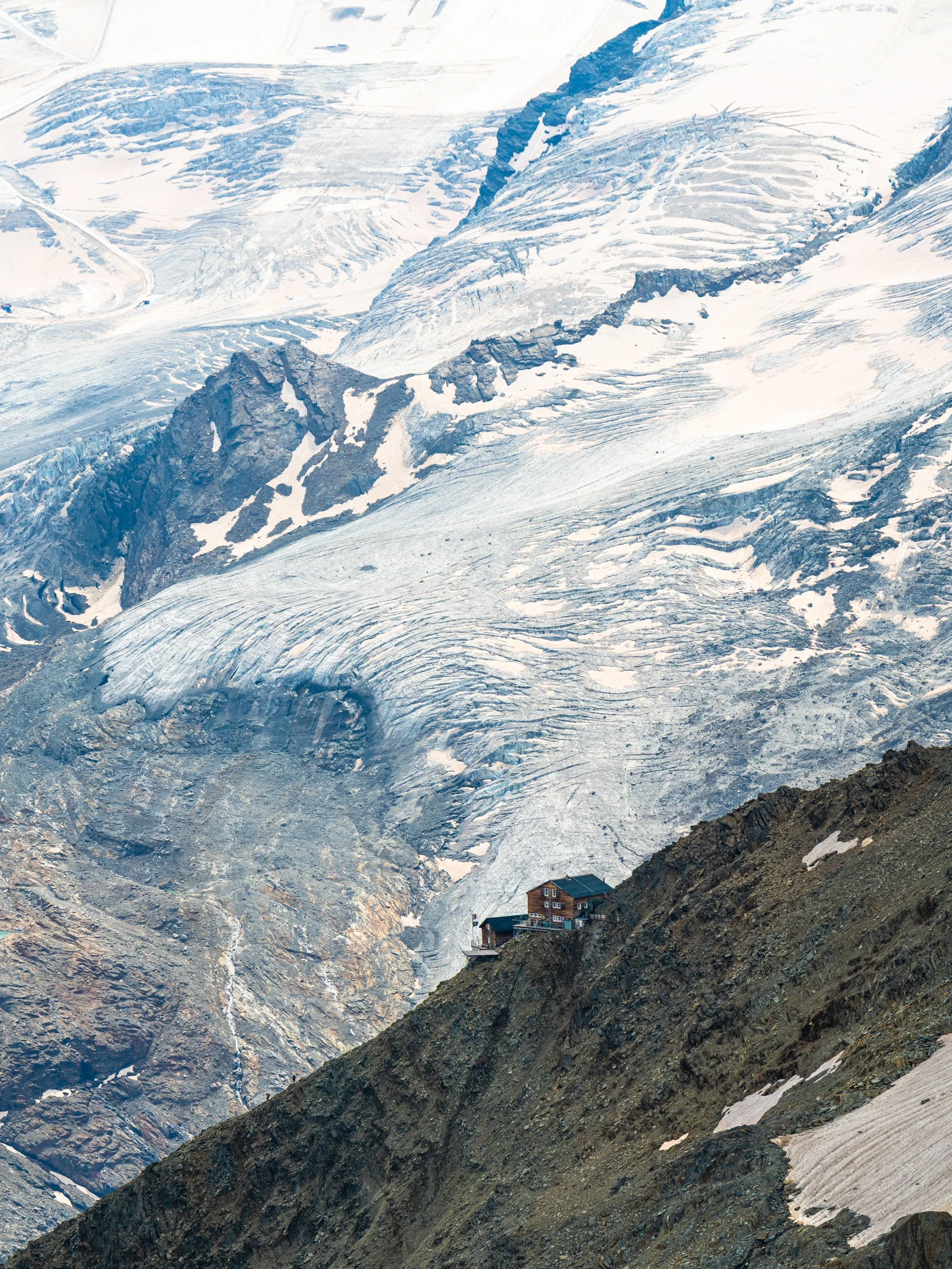 Mischabel Hütte Amongs Glacier