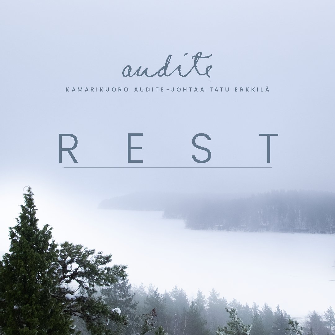 Kamarikuoro Audite seisoo kallion päällä metsän siimeksessä kauniissa rantamaisemassa. Kuva: Jan Viljanen/Just Visual