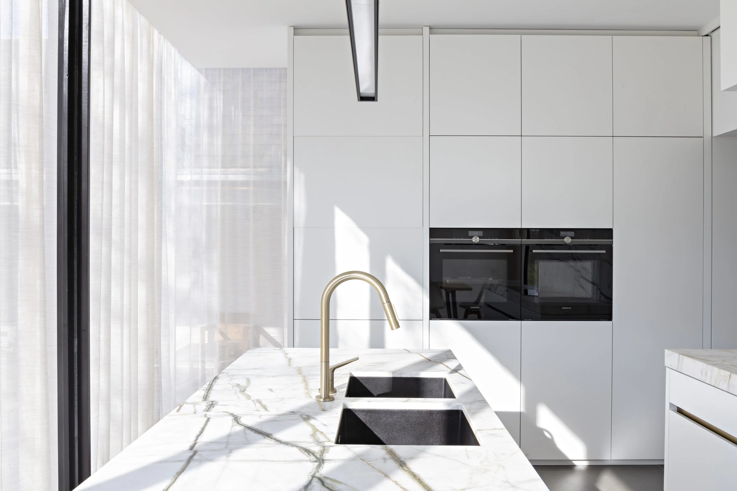 dempsey-interieur-architect-keuken-minimaal-sober-landelijk-eik-wit-gent-sint-martens-latem-messing-calcatta-miele-ontwerp (85).jpg