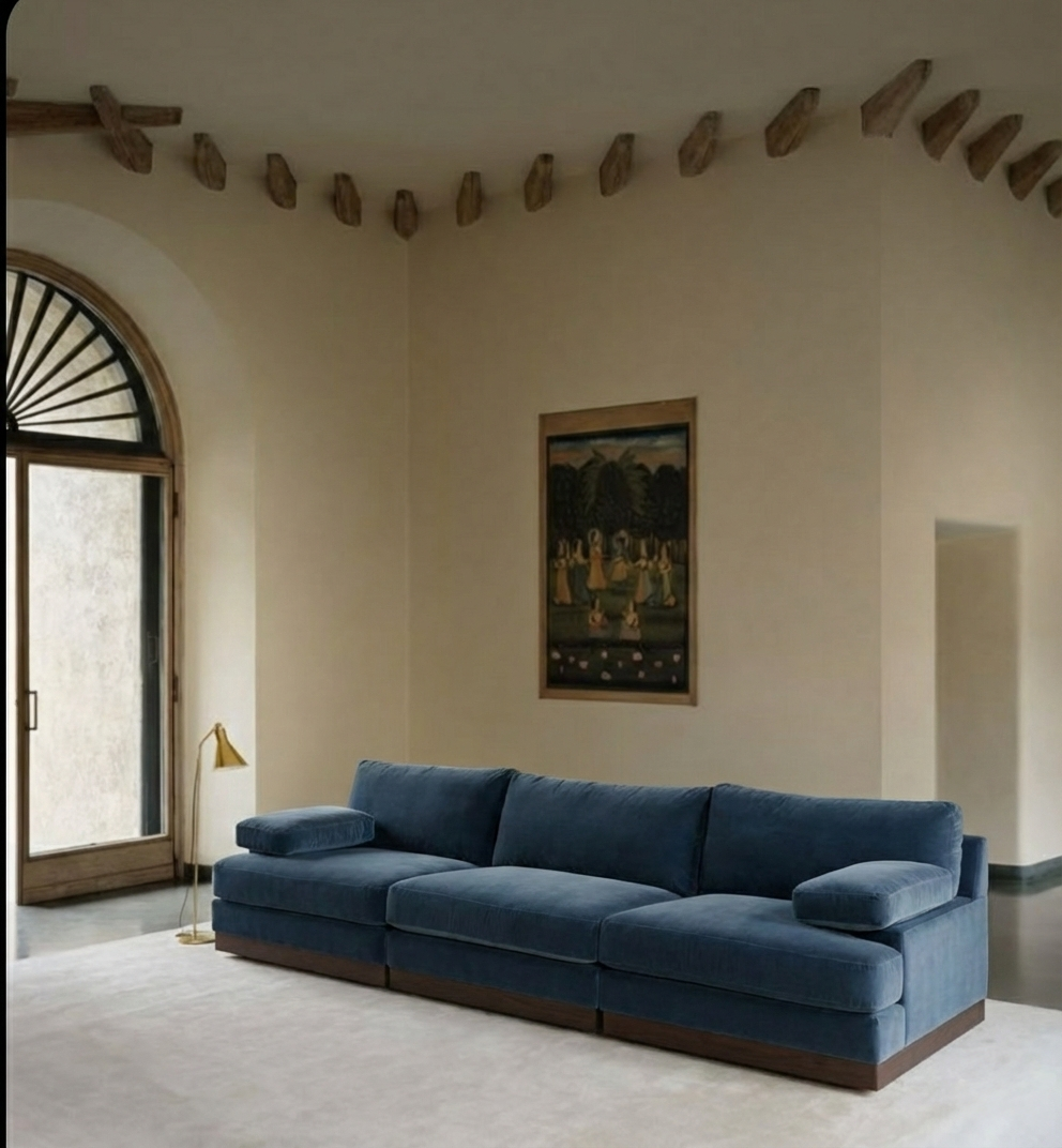 Moderne buitenruimte met houten tafel, open haard, opgestapeld brandhout, hanglampen, ligstoelen, planten, en gedeeltelijke zicht op het interieur van een huis.  Japandi studio dempsey interieurarchitect