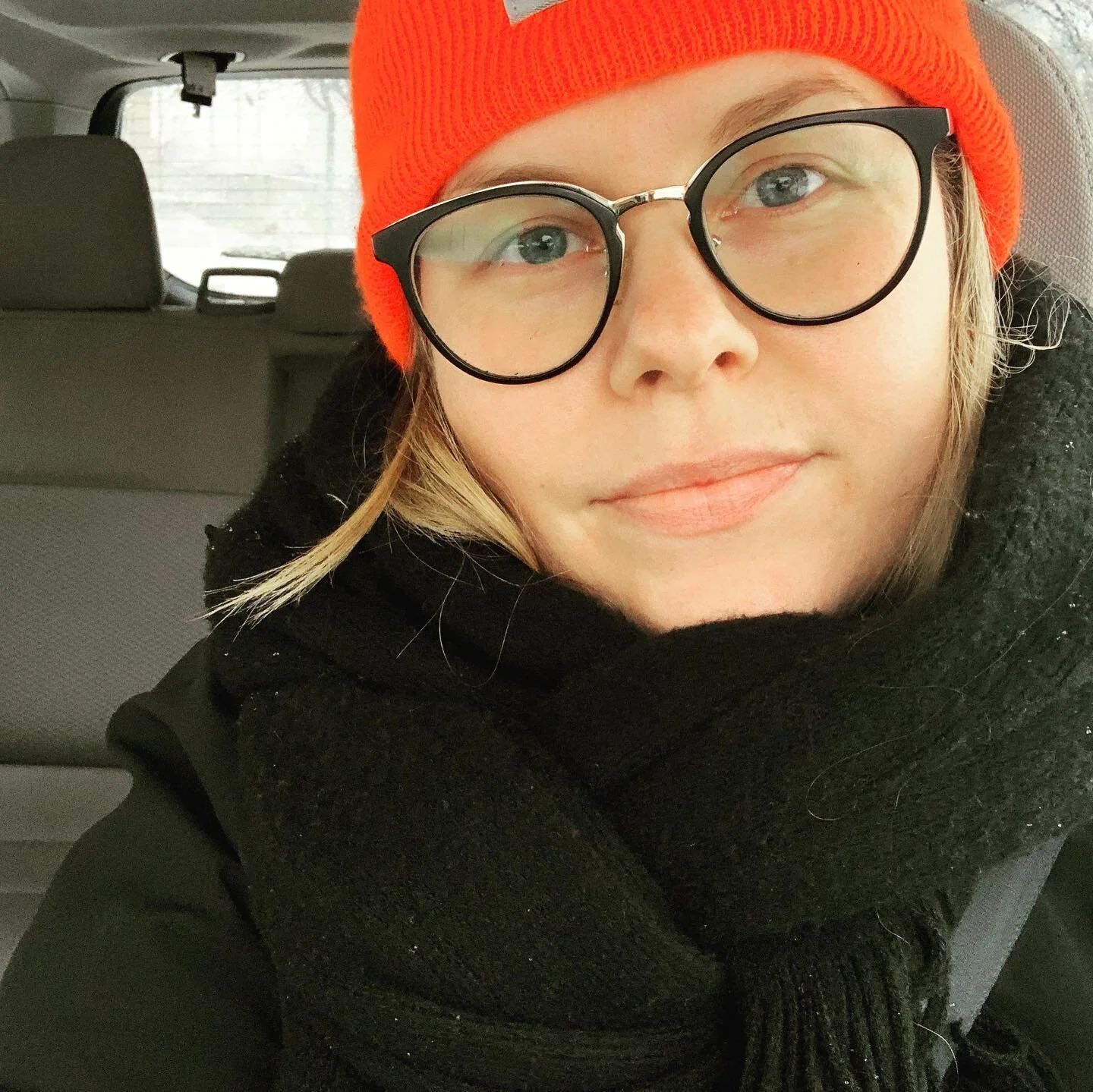 Hiya! Seems about time for an official introduction!👋🏻 
.
.
My name is Sam (or Samantha). (Sammi to a handful of renegades). I hail from North Dakota but call Chicago home. I have a fabulous teen who groans when I tell her I&rsquo;ve learned the te