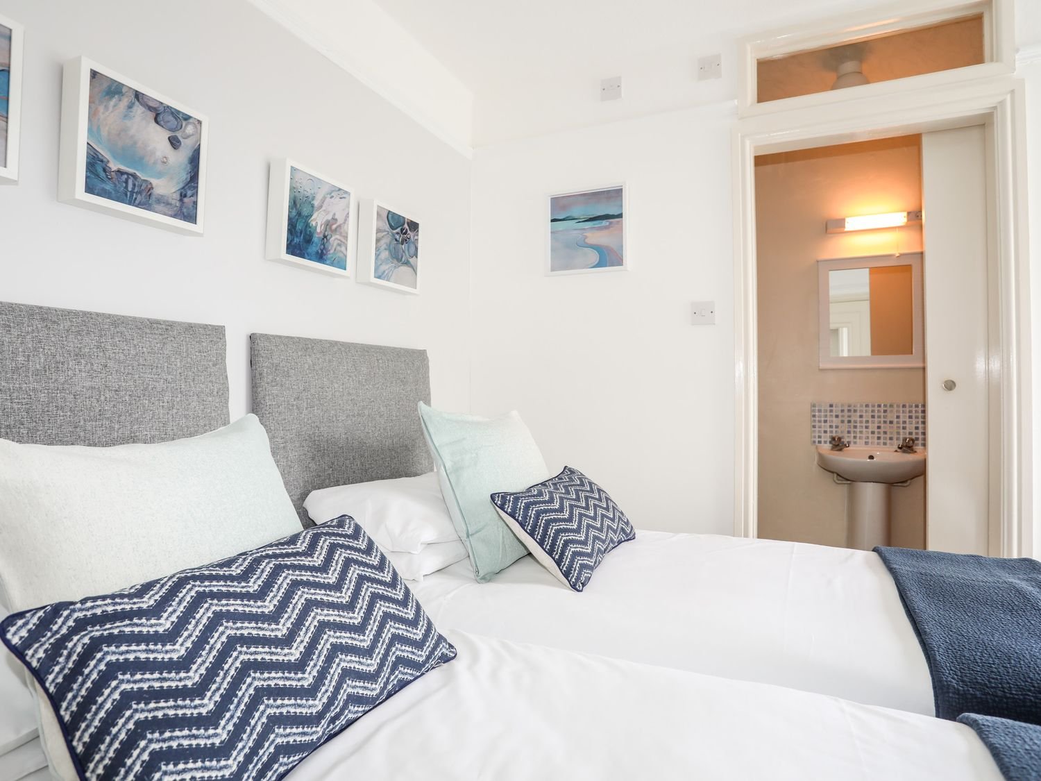 Room 3, twin on-suite