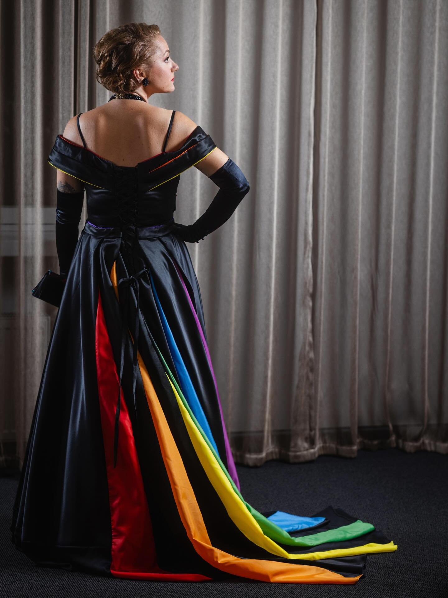 SJ&Auml;LVST&Auml;NDIGHETSBALEN 2025🇫🇮

F&ouml;r exakt en vecka sedan befann jag mig mitt i vimlet p&aring; Presidentens slott i Helsingfors. ✨

F&ouml;rst vill jag s&auml;ga tack! 
Tack f&ouml;r alla meddelanden, samtal och kommentarer. 
Ni &auml;