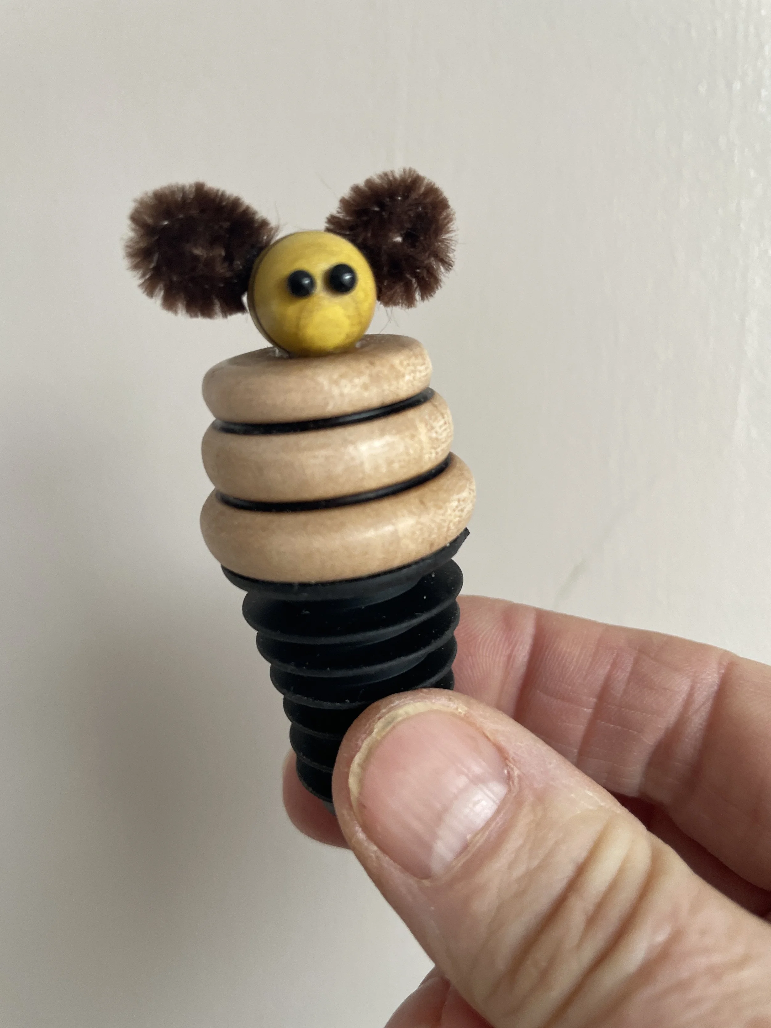 Bee bottle stopper