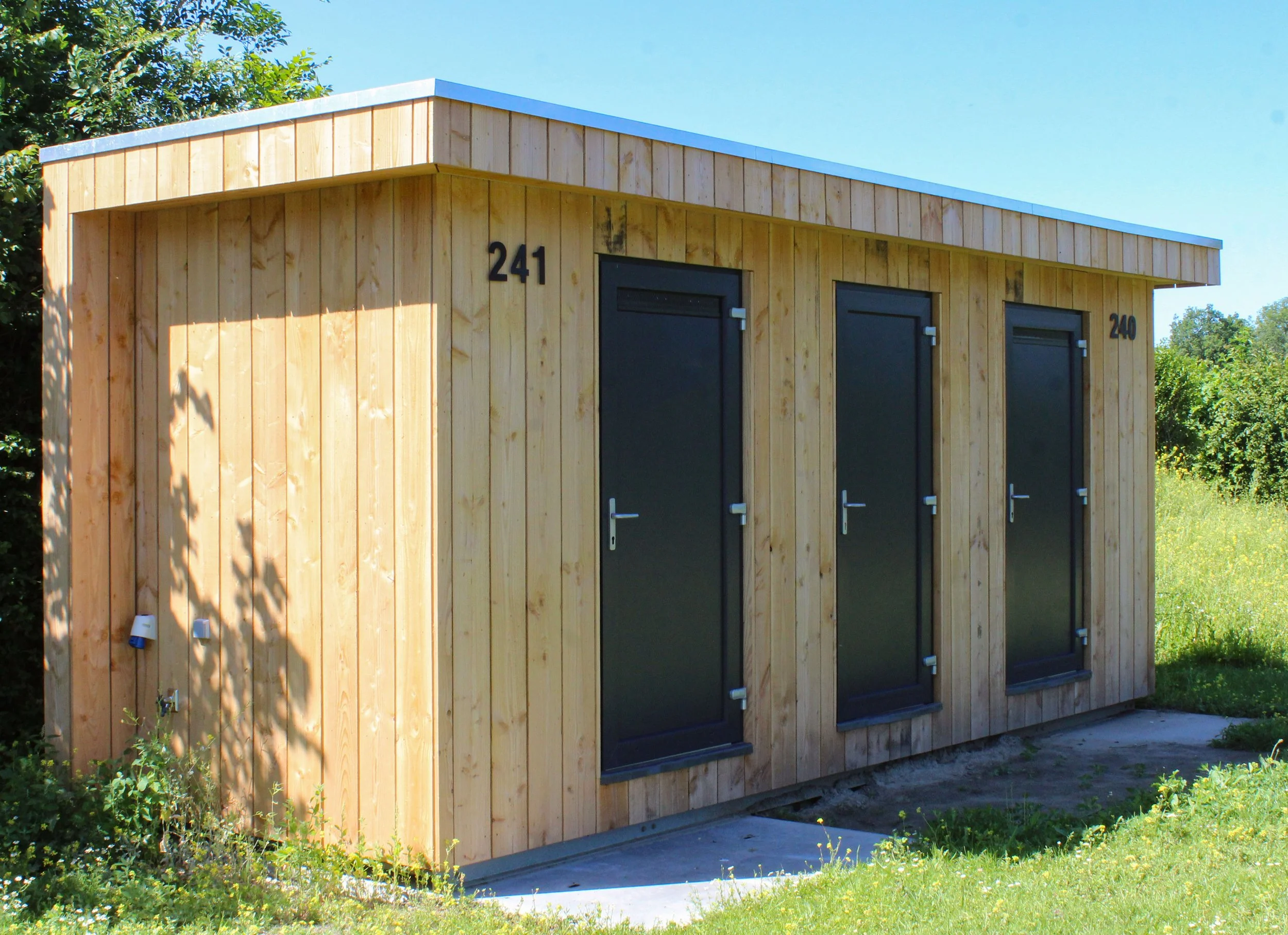Natuurlijke houten afwerking, direct opgenomen in de natuur