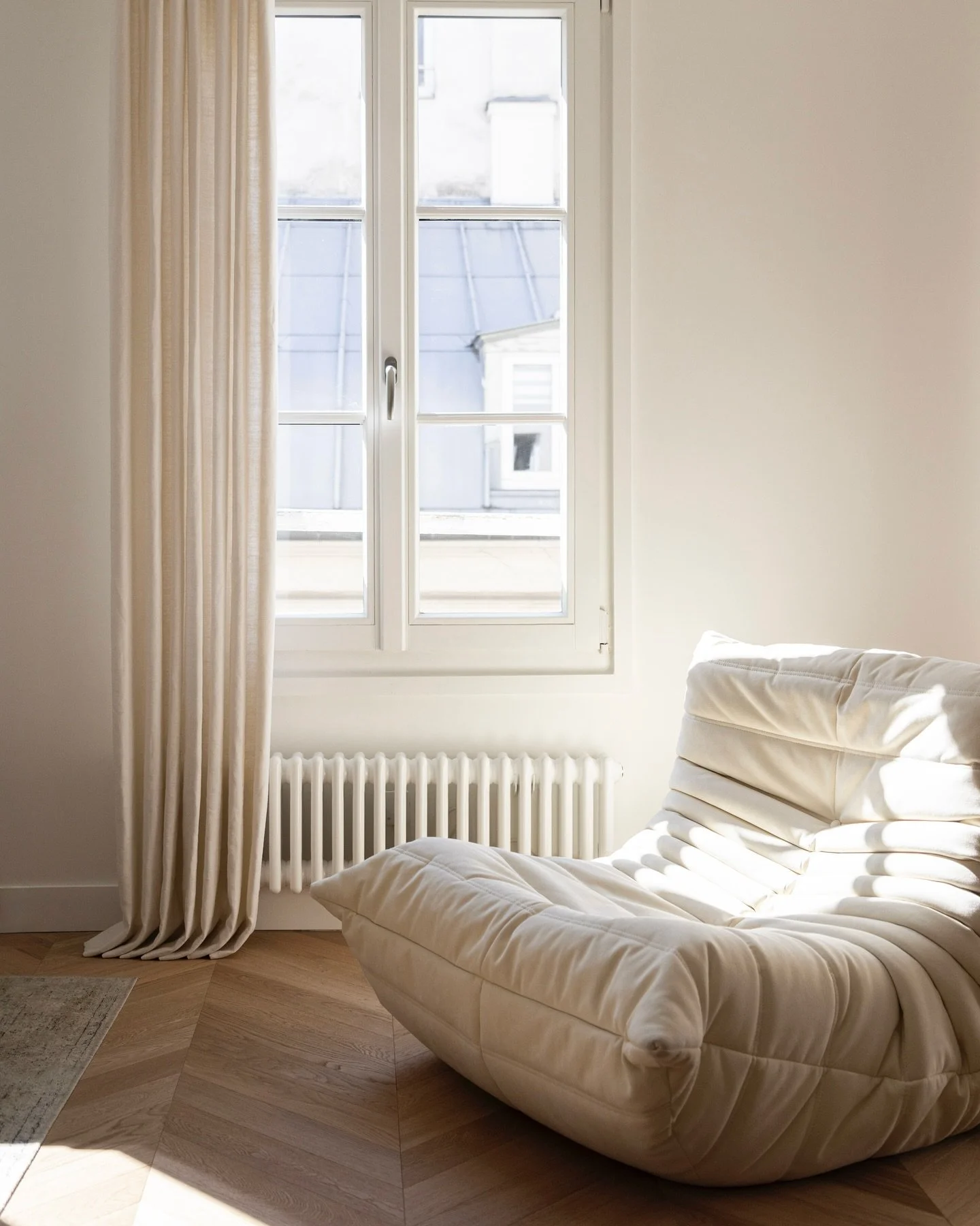Le fauteuil Togo, v&eacute;ritable ic&ocirc;ne du design, invite &agrave; la d&eacute;tente. Ses lignes g&eacute;n&eacute;reuses, son allure lounge intemporelle et son assise enveloppante en font un classique au confort in&eacute;gal&eacute;. Autour 