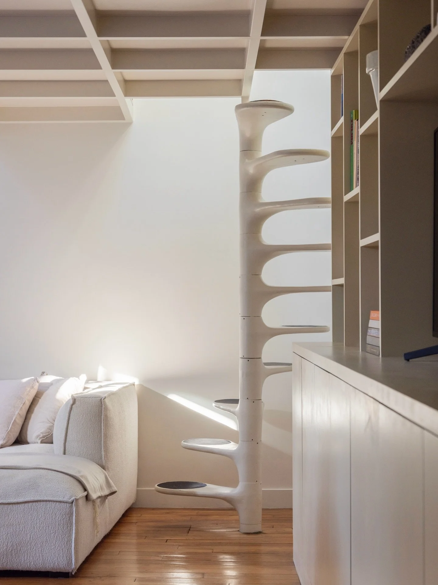 Lumi&egrave;re, volume et fluidit&eacute;.
Cet ensemble sur deux niveaux est articul&eacute; autour d&rsquo;un escalier en m&eacute;tal sign&eacute; Roger Talon, dont la structure autoportante minimise l&rsquo;emprise au sol, offre une circulation ve