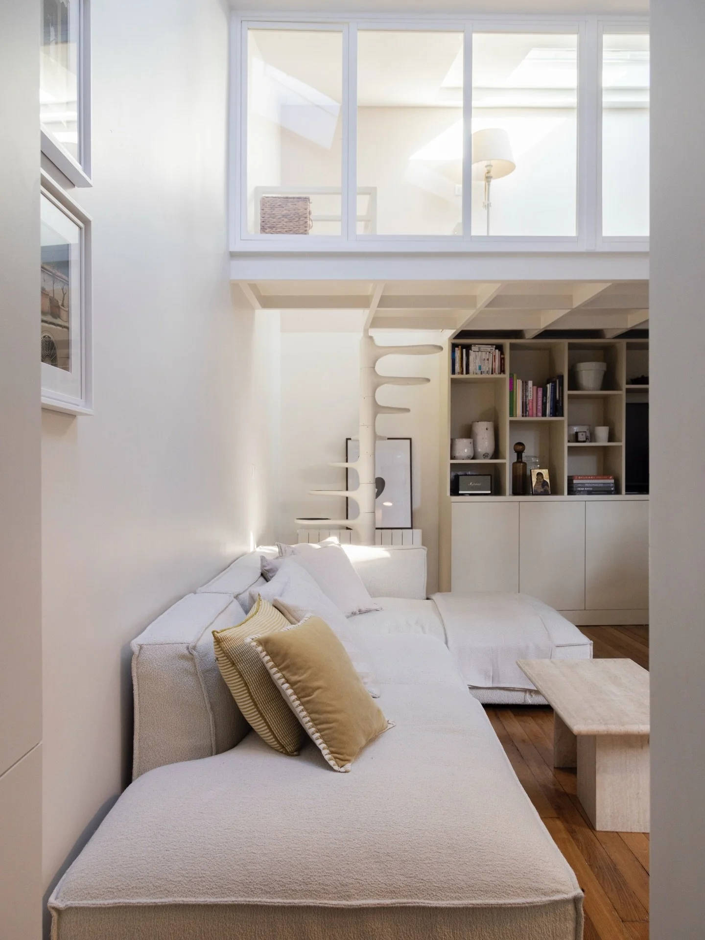 R &Eacute; A L I S A T I O N

Situ&eacute; &agrave; Auteuil, cet appartement intemporel r&eacute;pond &agrave; un cahier des charges exigeant. Apr&egrave;s plusieurs semaines de travaux, l&rsquo;appartement a enti&egrave;rement chang&eacute; de vis