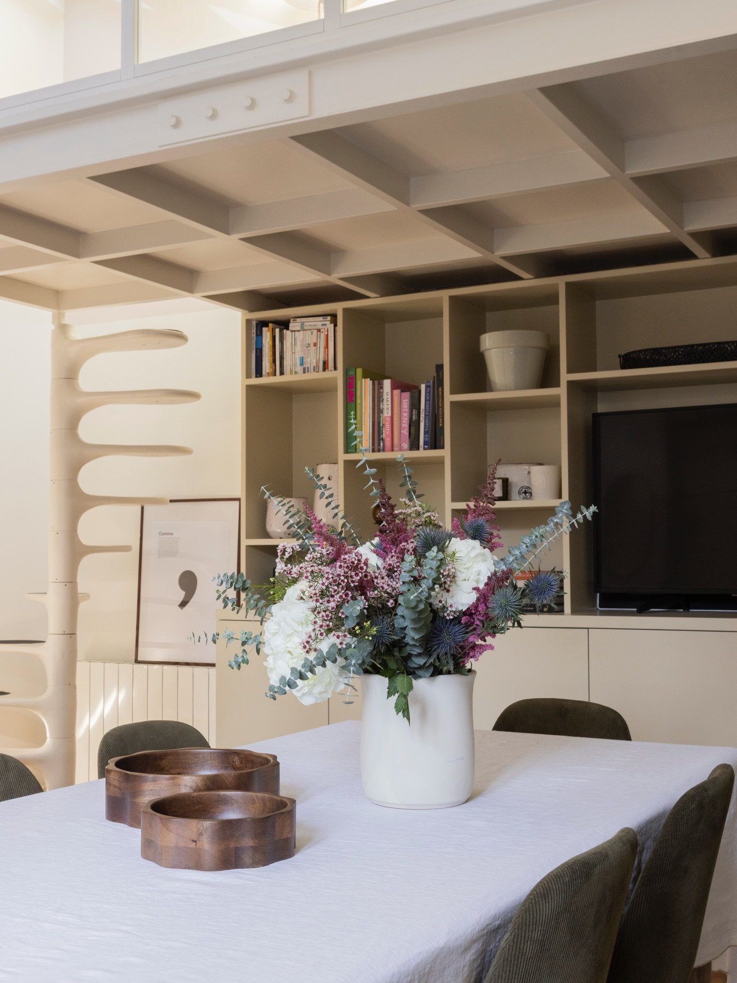 Pour agrandir la pi&egrave;ce de vie, la cloison a &eacute;t&eacute; enti&egrave;rement supprim&eacute;e, r&eacute;v&eacute;lant un volume plus g&eacute;n&eacute;reux et une circulation plus fluide. Cette nouvelle configuration permet de r&eacute;uni