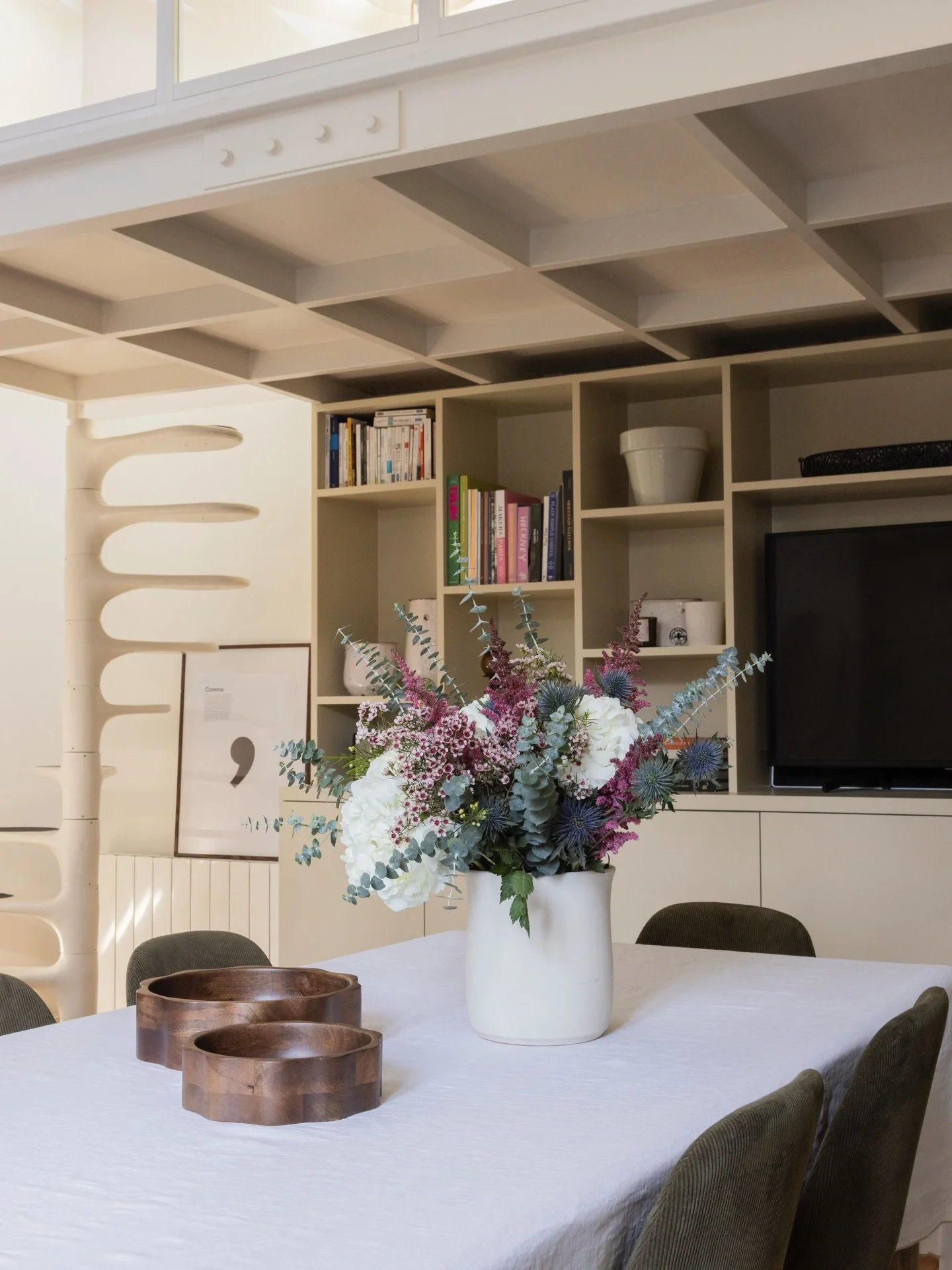 Pour agrandir la pi&egrave;ce de vie, la cloison a &eacute;t&eacute; enti&egrave;rement supprim&eacute;e, r&eacute;v&eacute;lant un volume plus g&eacute;n&eacute;reux et une circulation plus fluide. Cette nouvelle configuration permet de r&eacute;uni